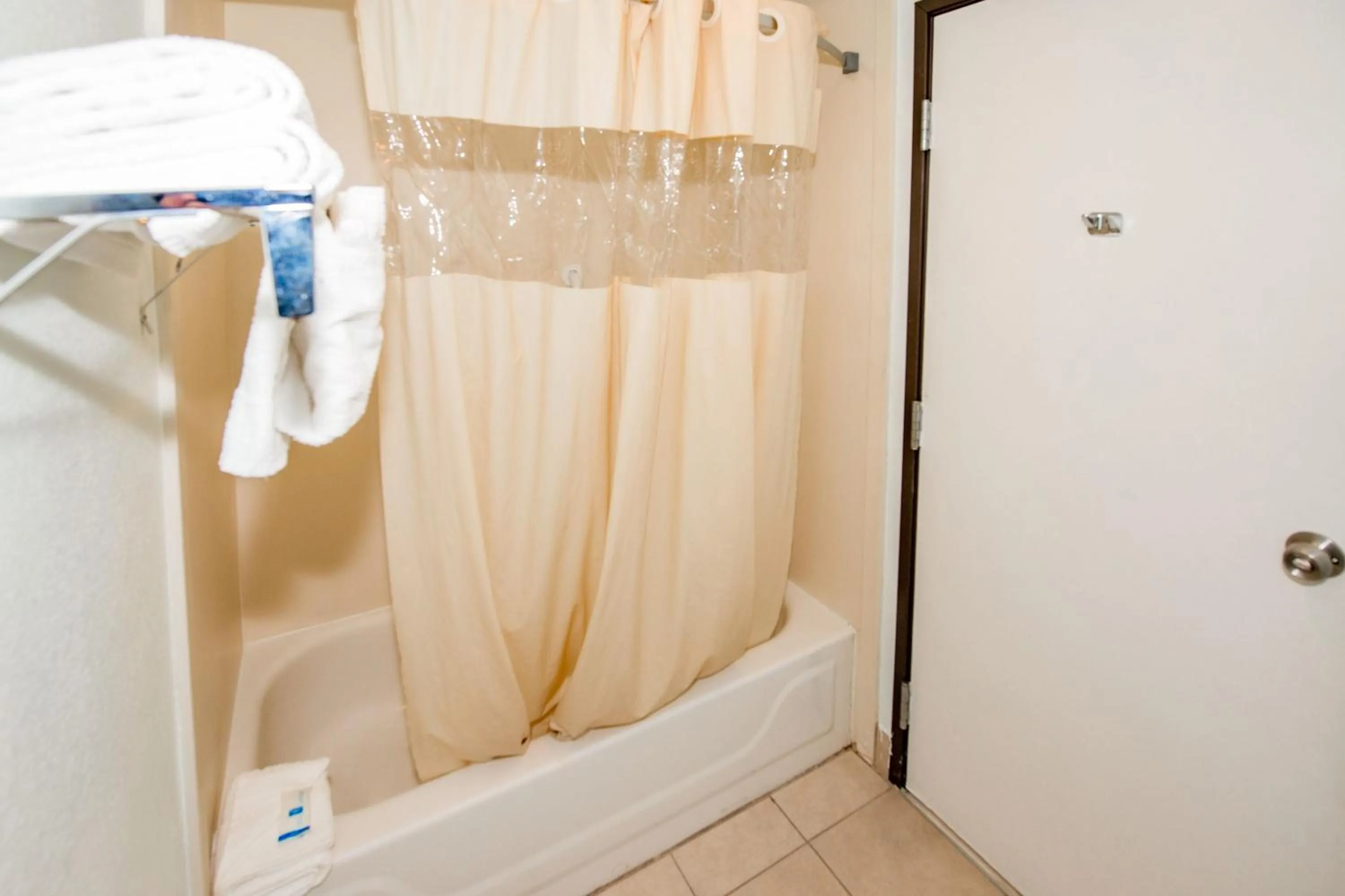 Queen Room with Tub - Accessible/Non-Smoking in Rodeway Inn Central Colorado Springs