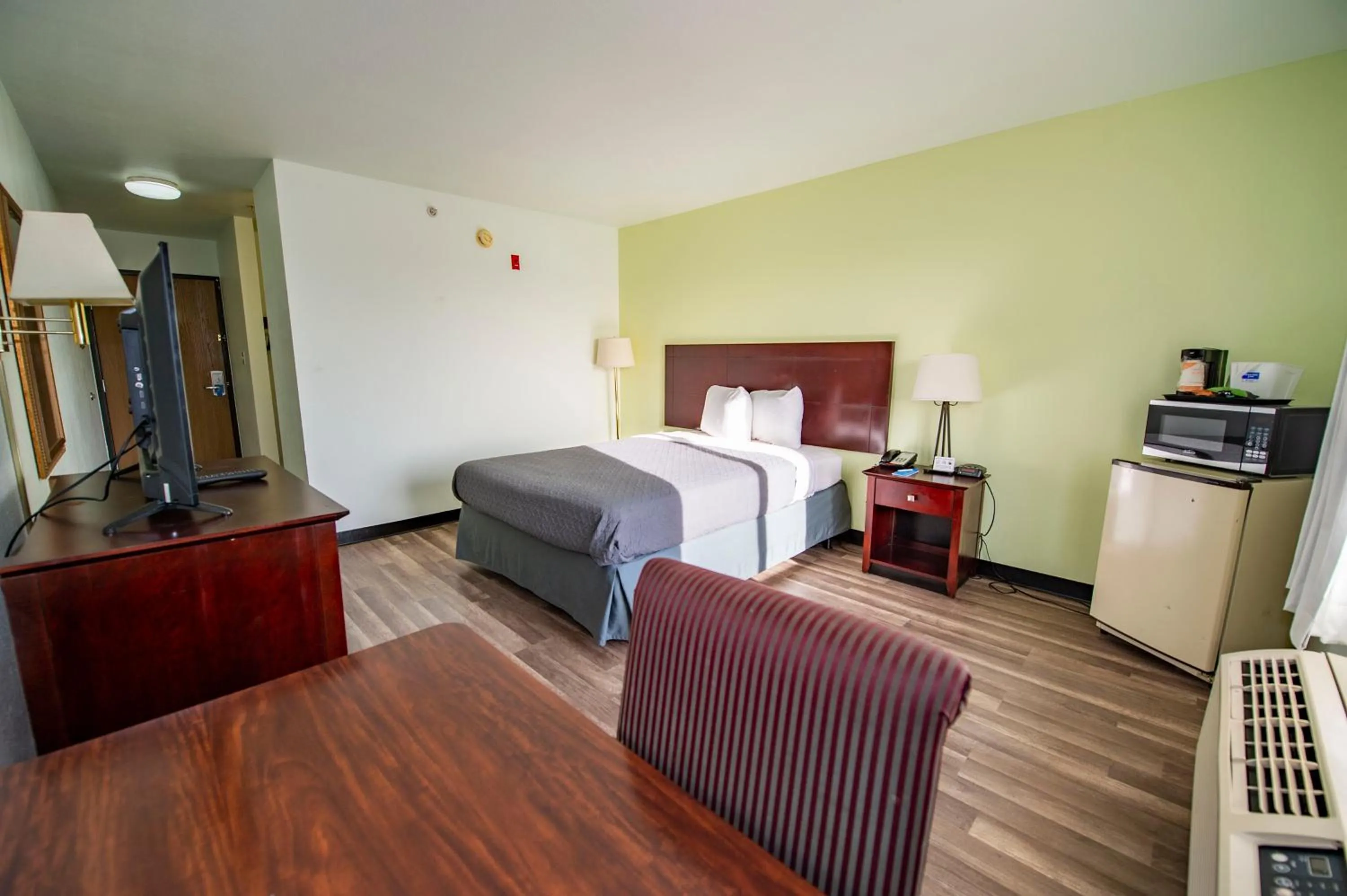 Queen Room - Non-Smoking in Rodeway Inn Central Colorado Springs