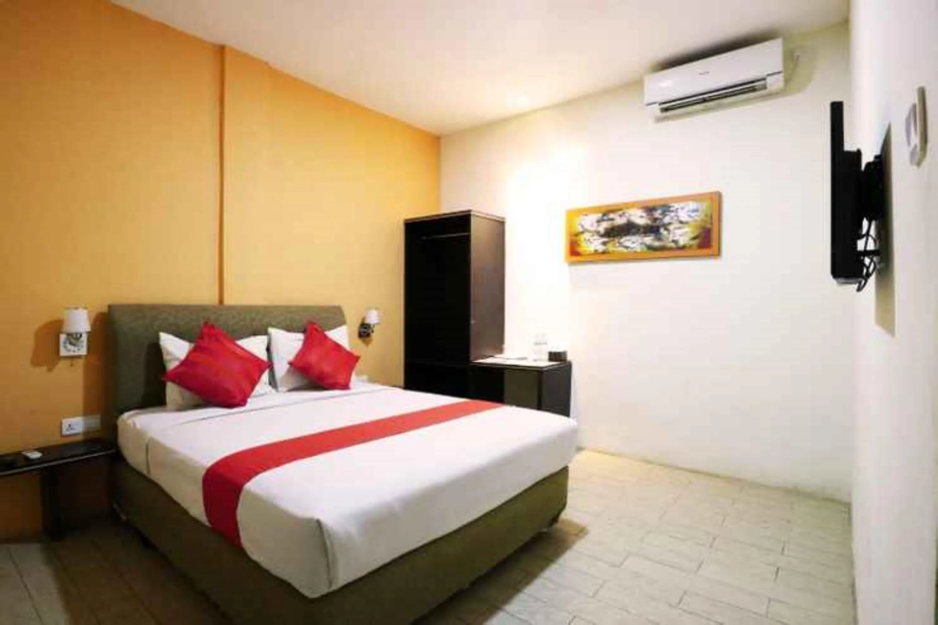 Superior Queen Room in Blitz Hotel Batam Near Sultan Mahmud Ri'ayat Shah