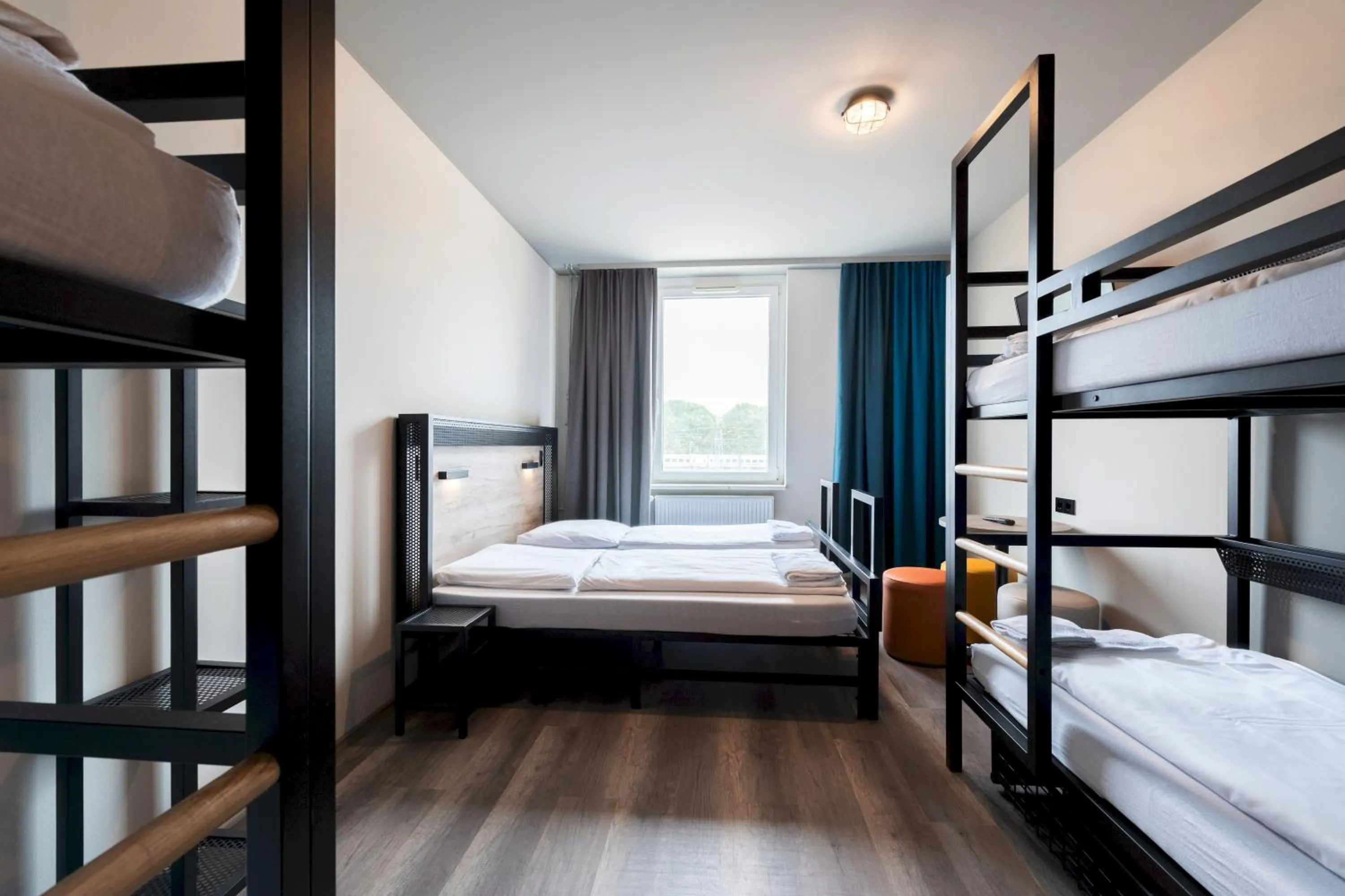 Six-Bed Room in a&o Stuttgart City
