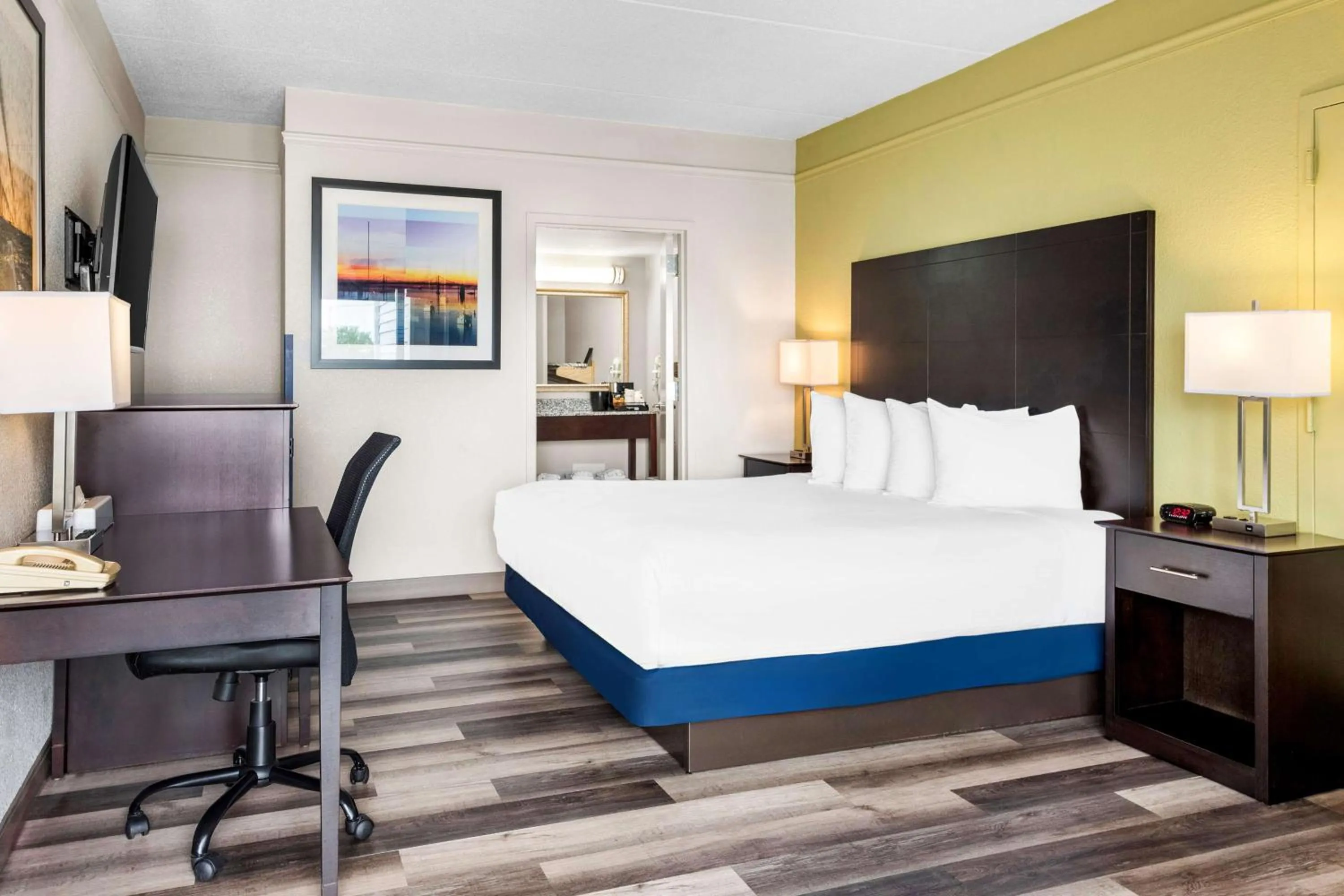 King Room with Bath Tub and View - Disability Access/Non-Smoking in Best Western Kent Narrows Inn