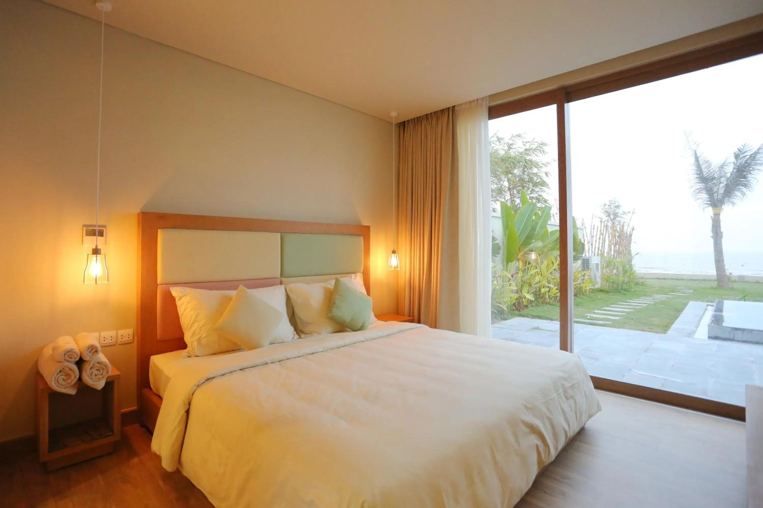 Seaview Living in FLC Luxury Hotel Samson