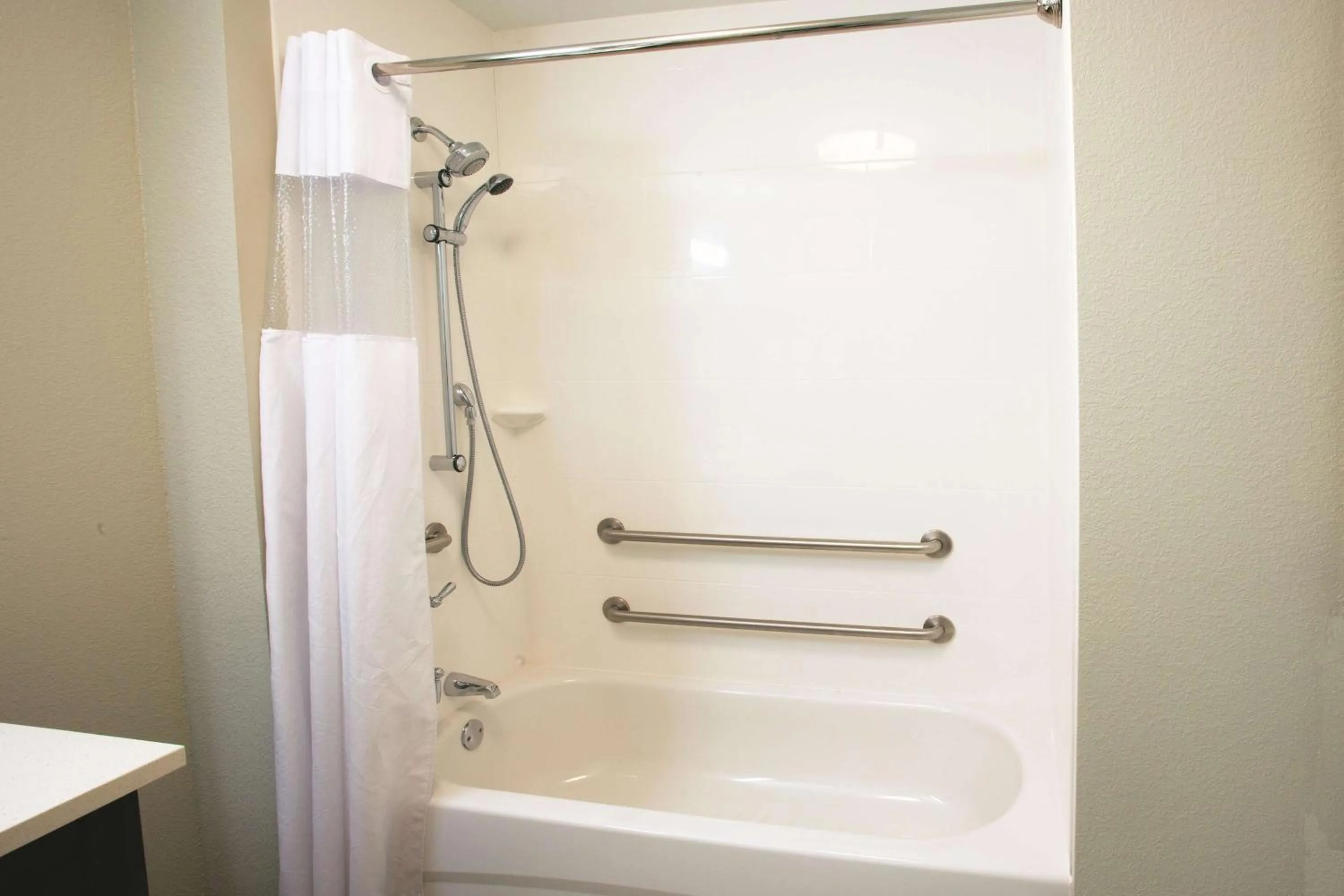 Queen Room with Two Queen Beds and Bathtub with Grab Bars - Non-Smoking/Mobility Accessible in La Quinta by Wyndham Duluth