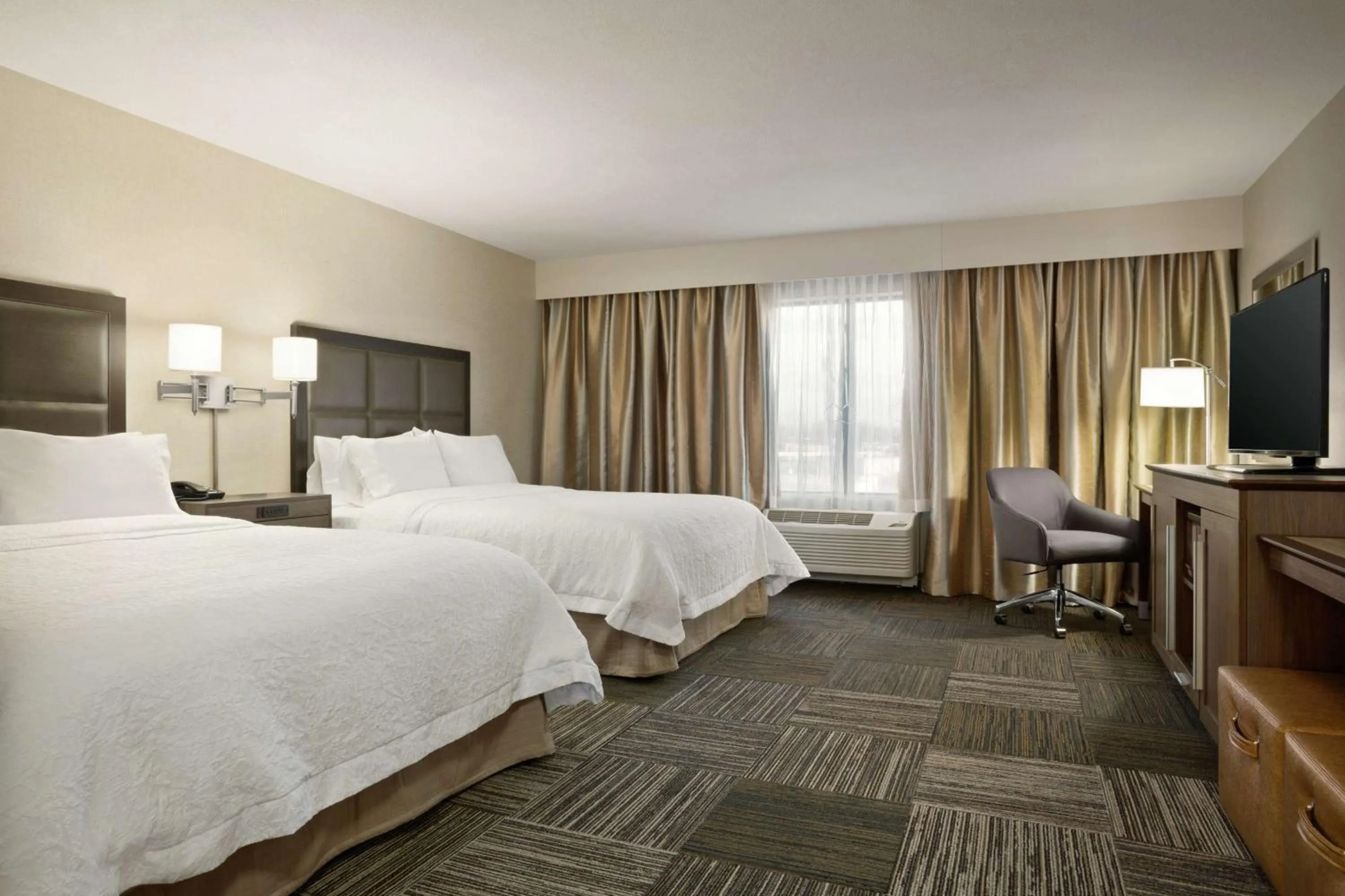 Queen Room with Two Queen Beds - Hearing Access/Non-Smoking in Hampton Inn & Suites Minooka
