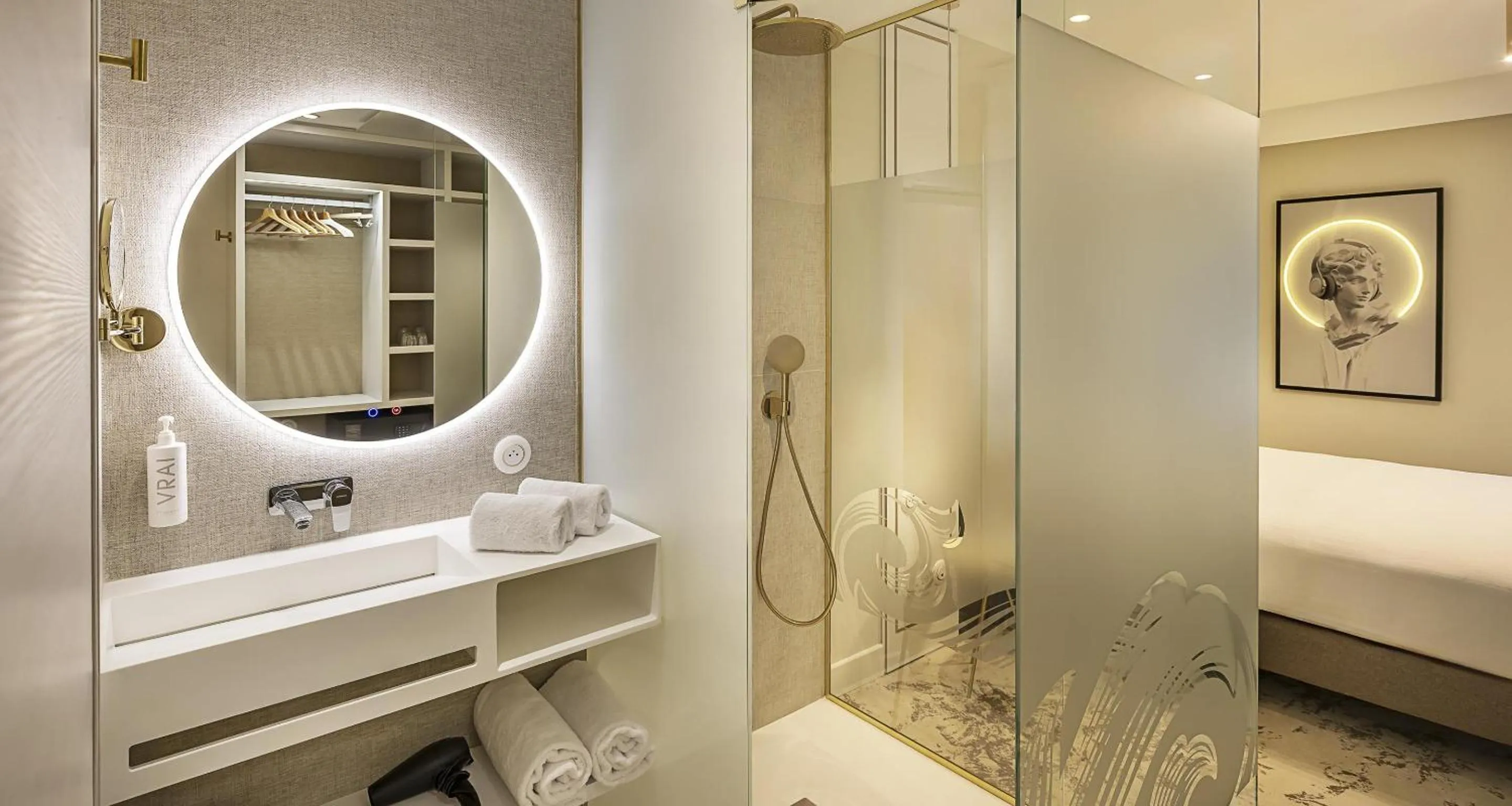 Comfort Queen Room with Shower - Non-Smoking in Best Western Plus Hotel Saint-Roch Orleans