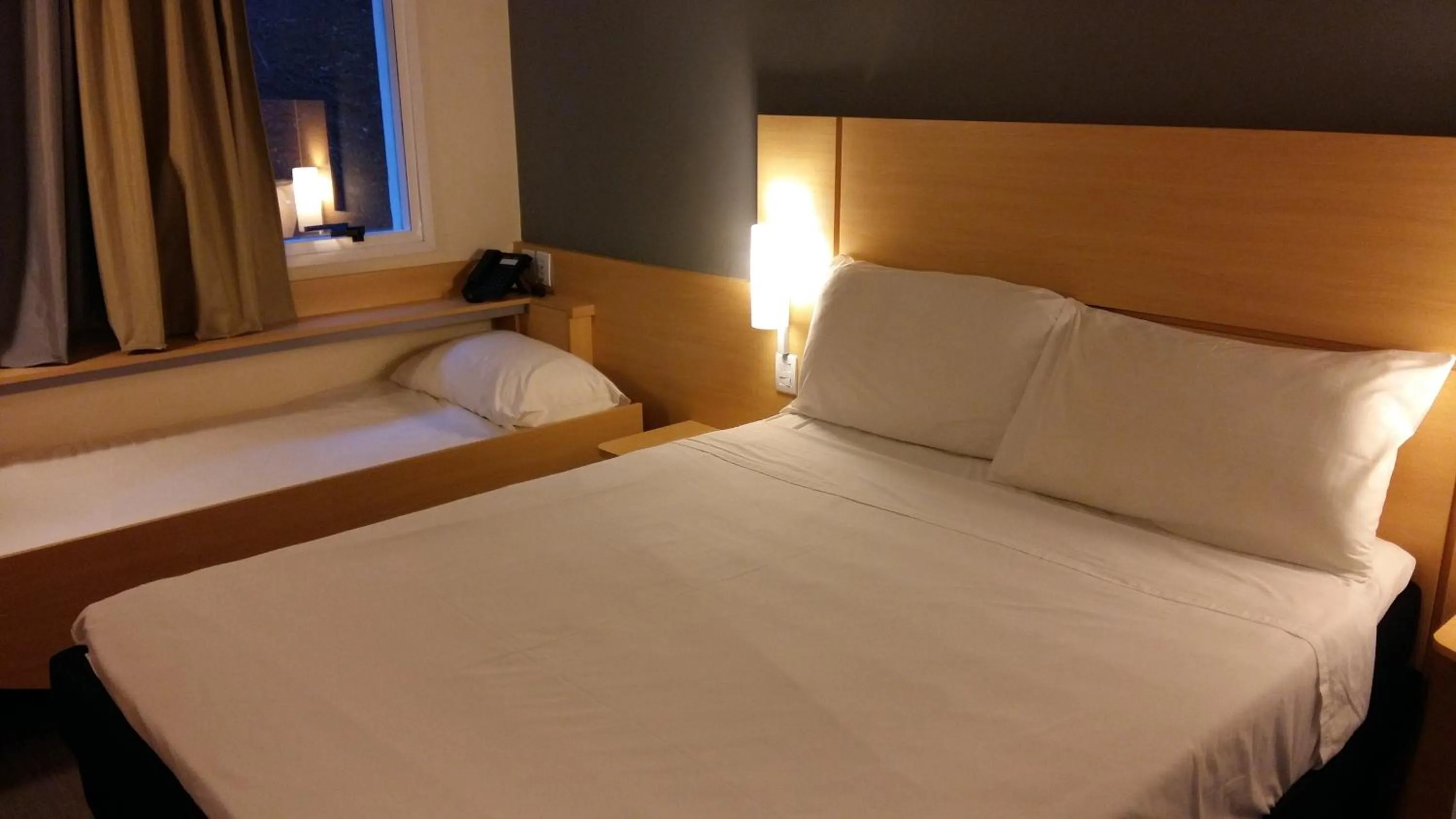Standard Double Room and an Extra Bed for children in ibis Juiz de Fora