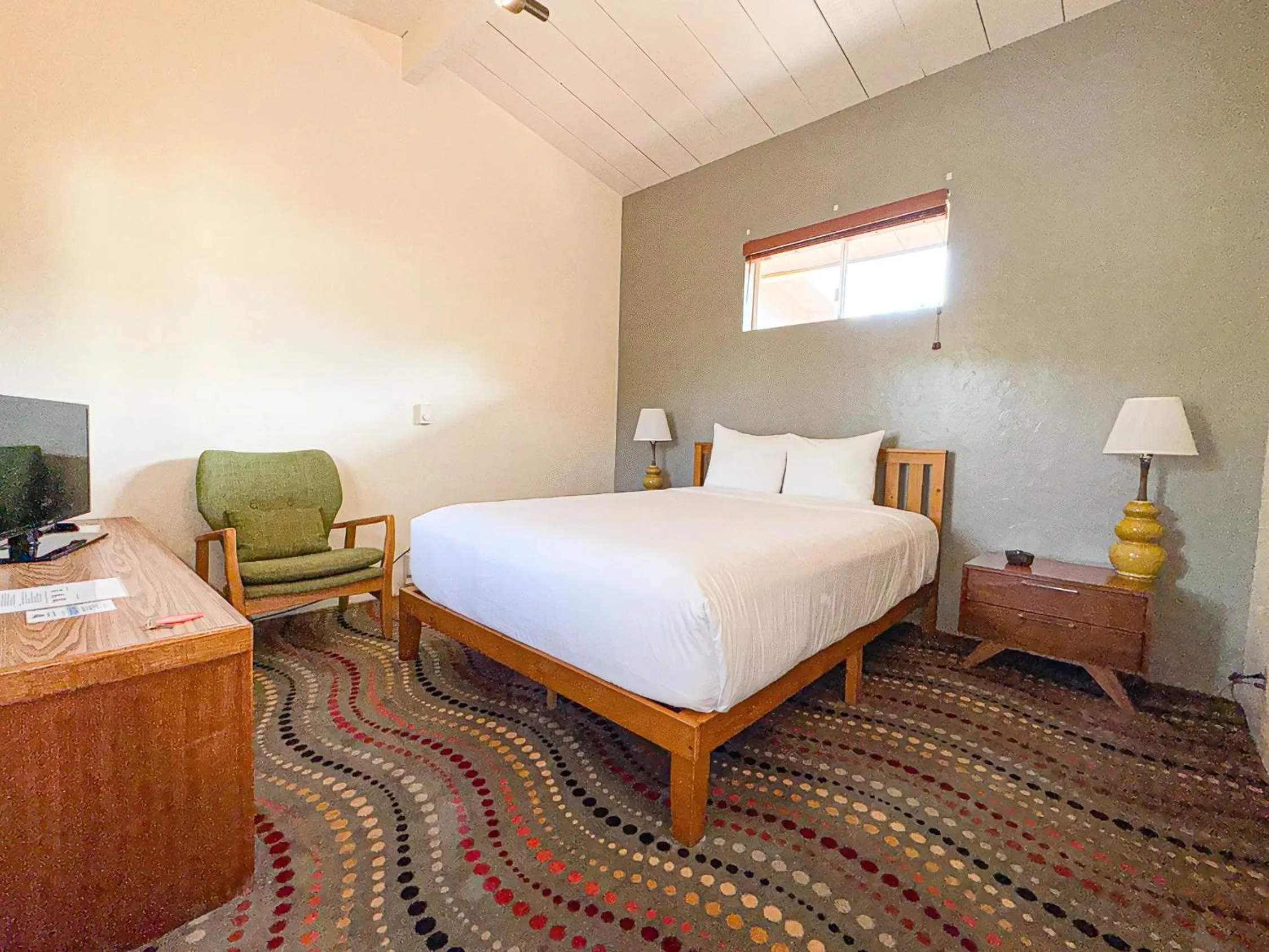 Queen Room in Contenta Inn