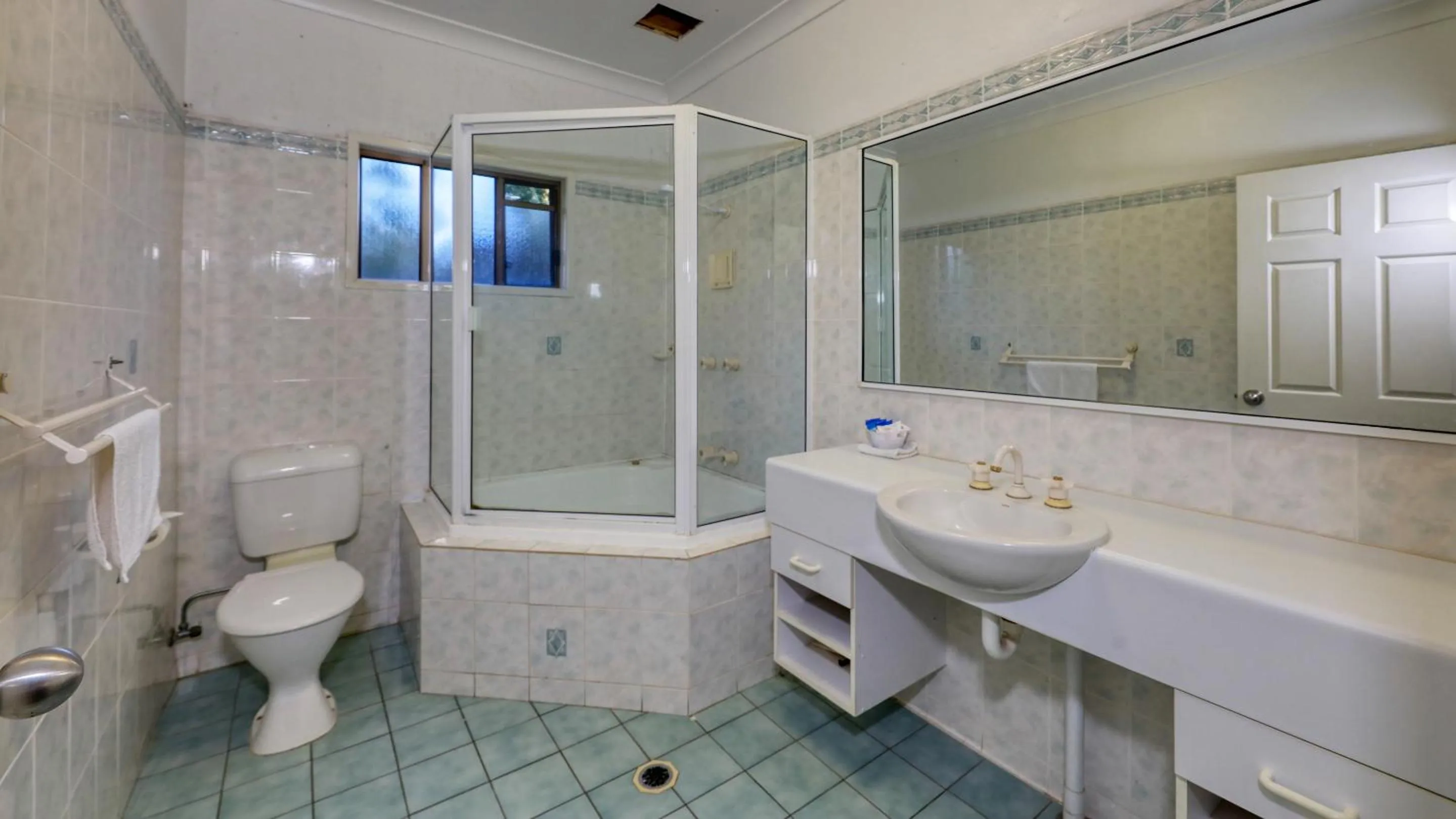 Three-Bedroom Apartment in Townview Motel