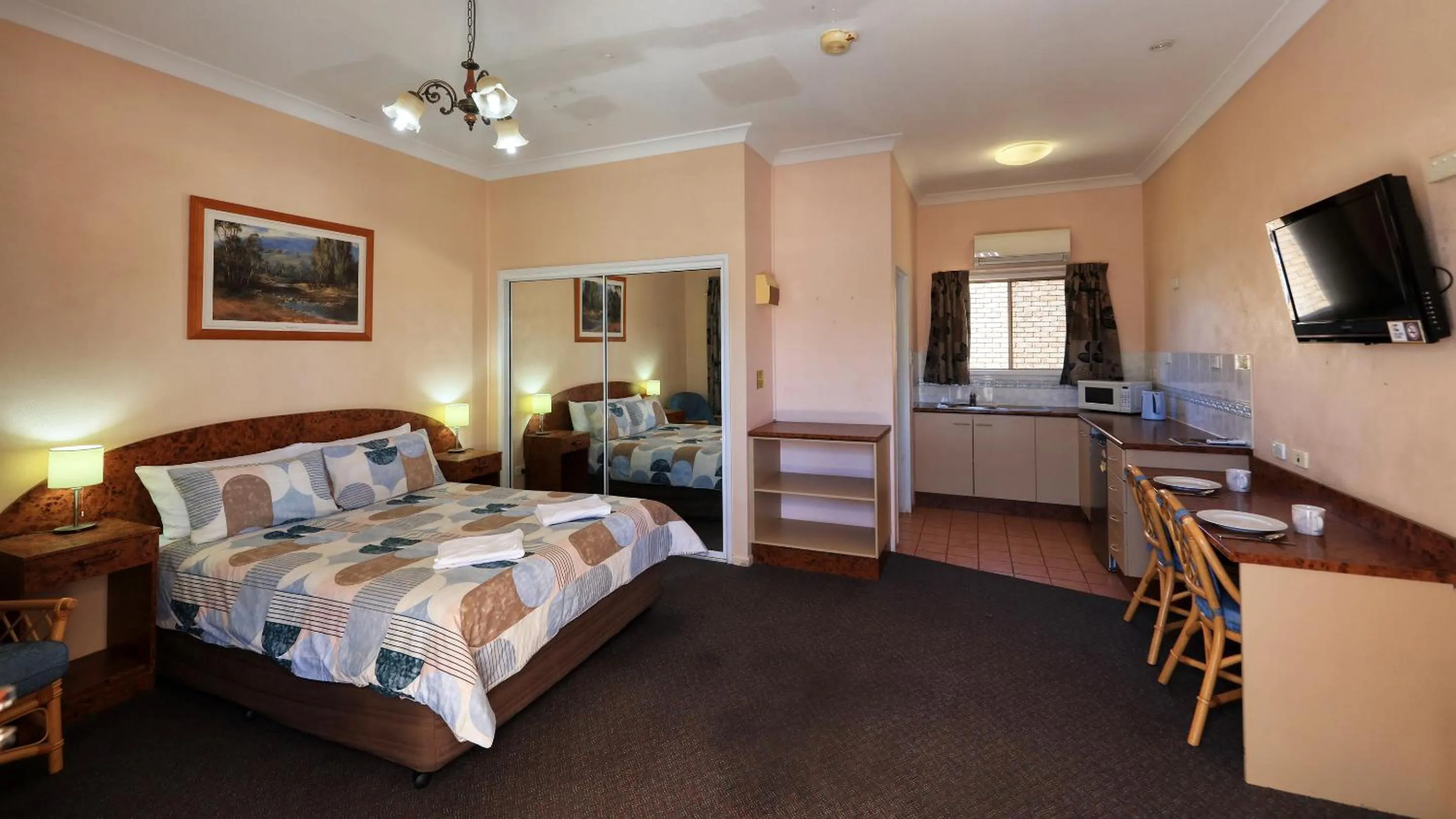 Deluxe Queen Room in Townview Motel