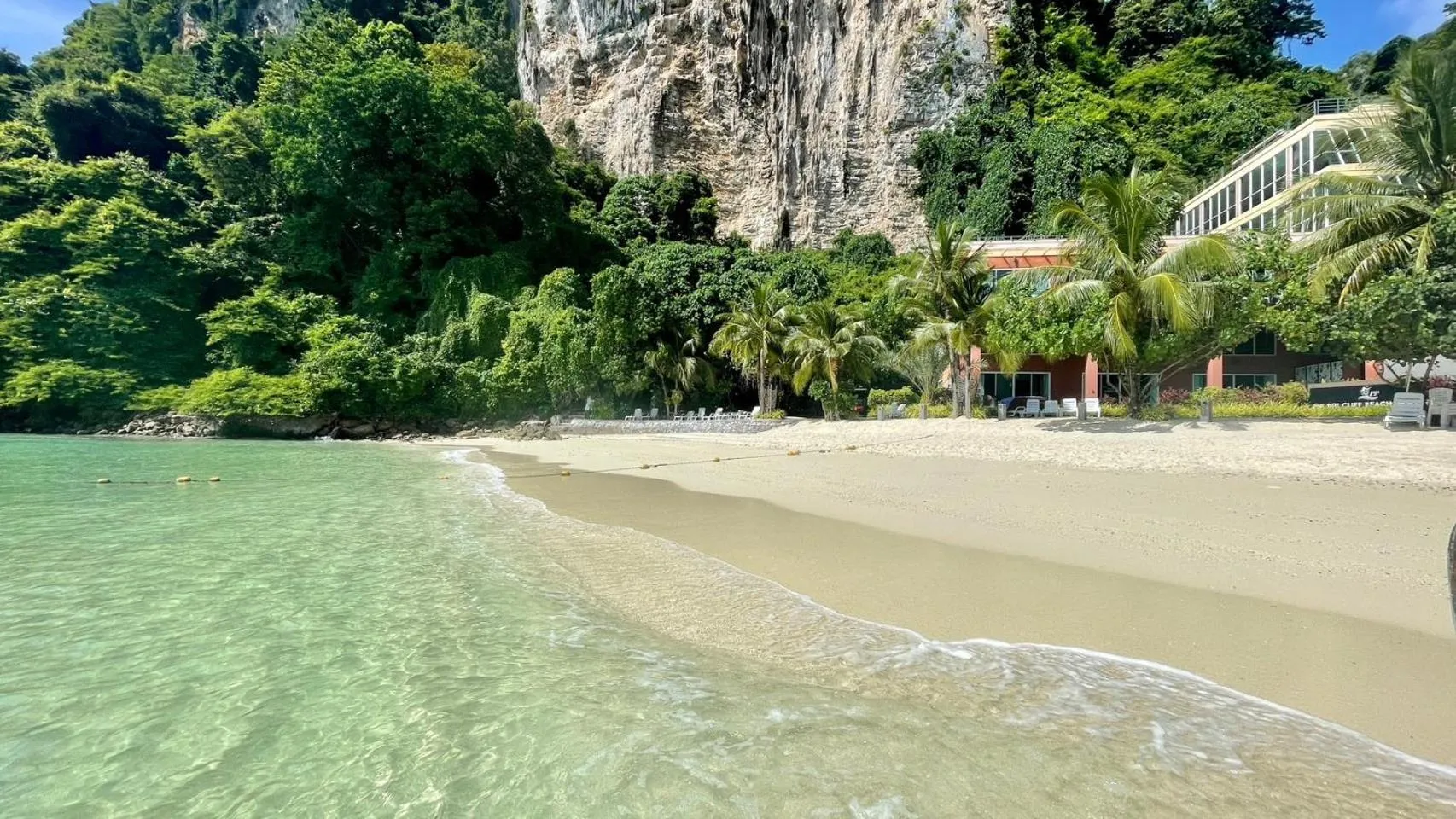 Luxury Double Room Beach Front with Pool in Phi Phi Cliff Beach Resort