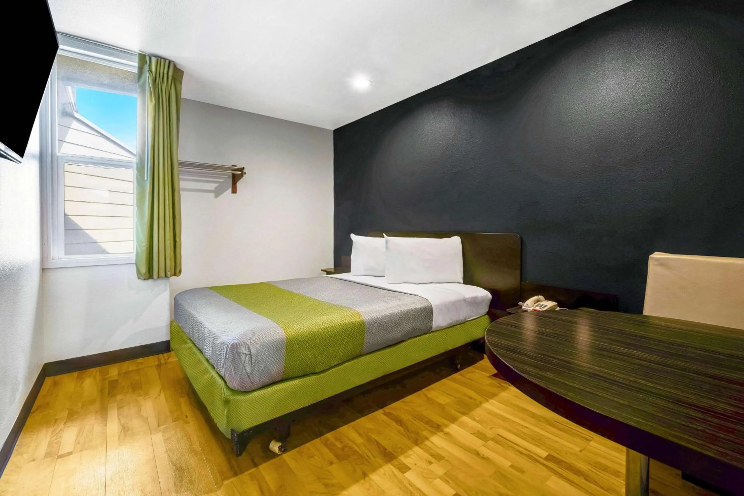 Deluxe Queen Room - Non-Smoking in Studio 6-Portland, OR