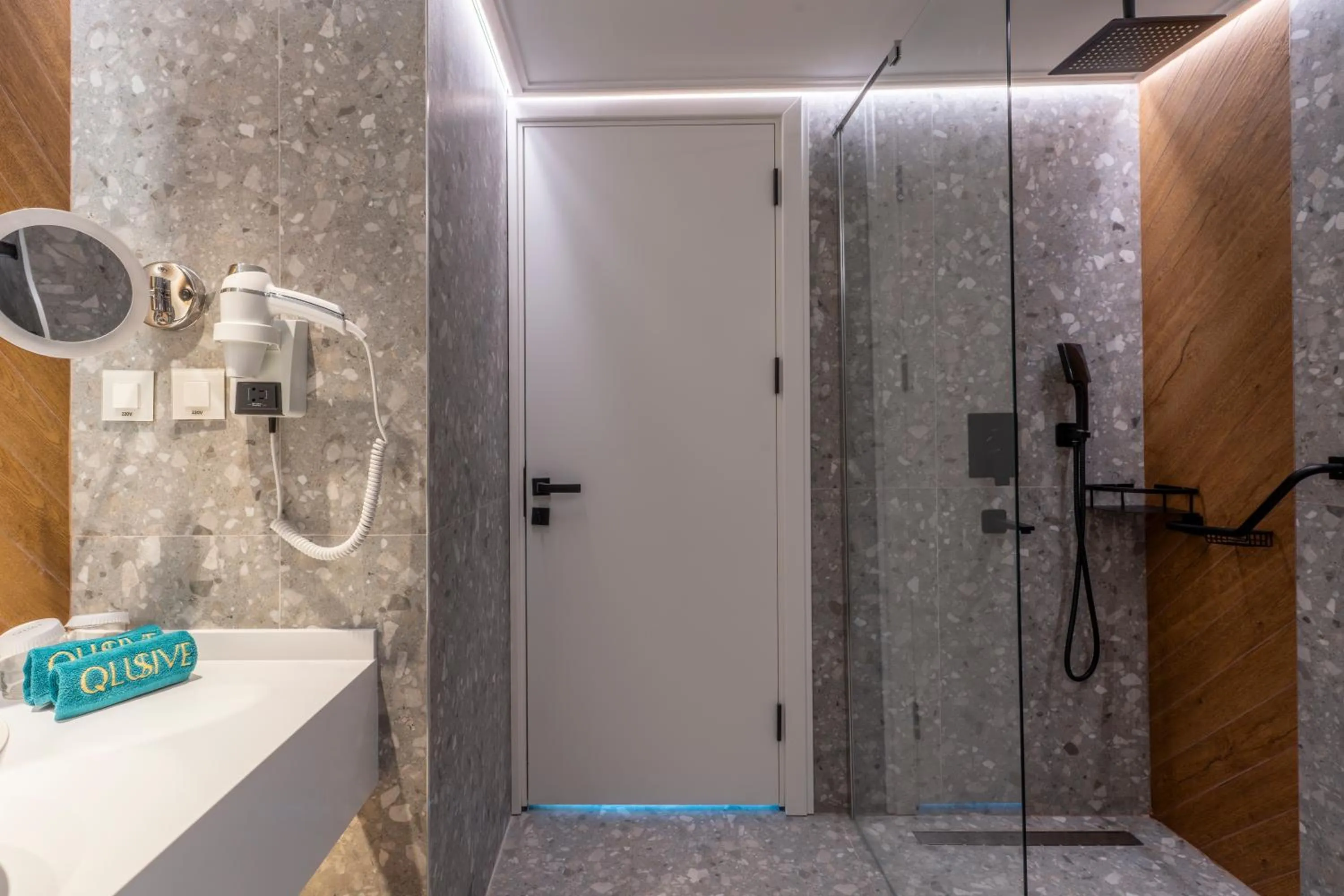 Deluxe Double Room with Sea View in Qlusive Hotel