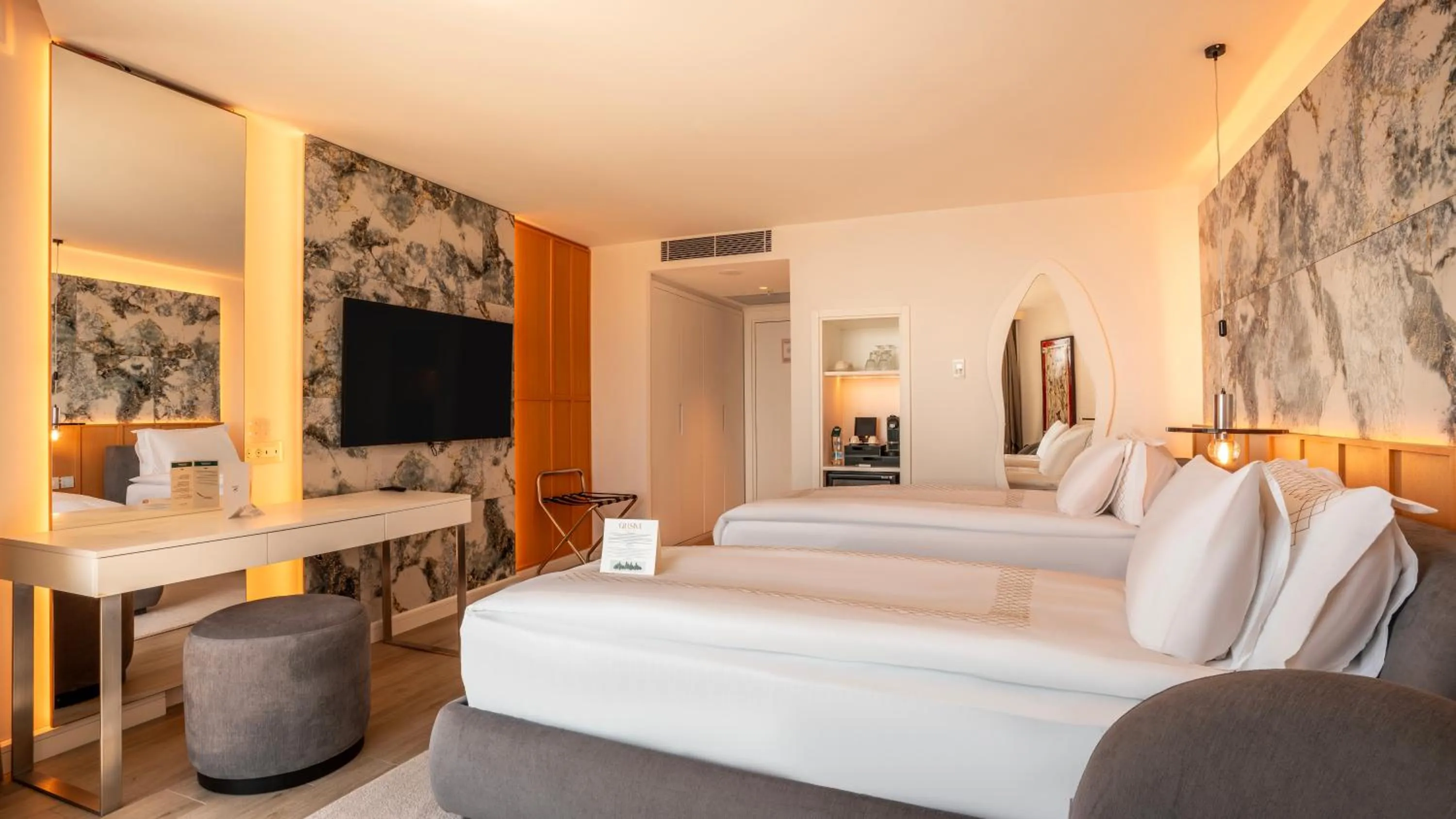 Superior Twin Room in Qlusive Hotel