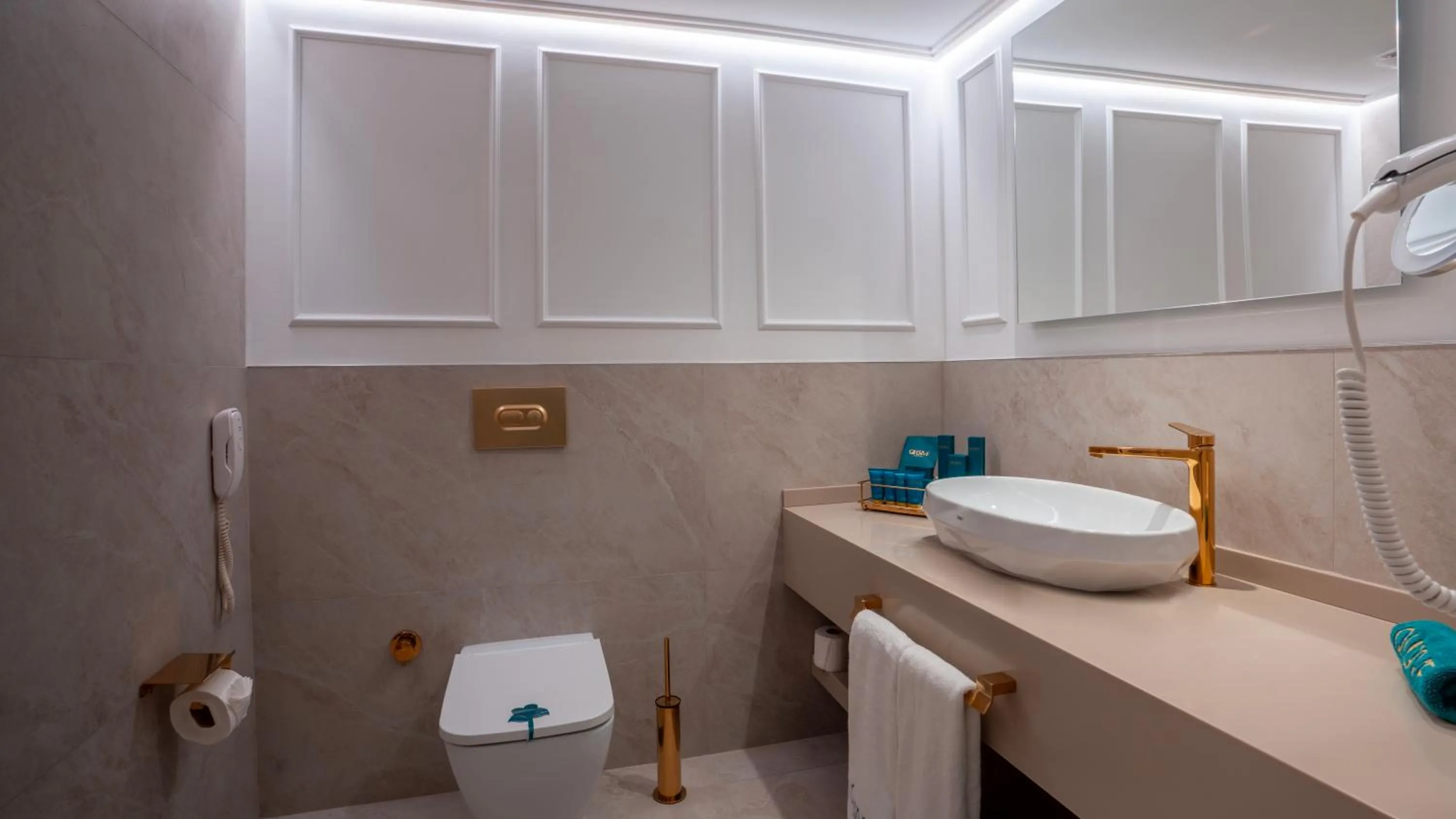 Deluxe Double or Twin Room in Qlusive Hotel