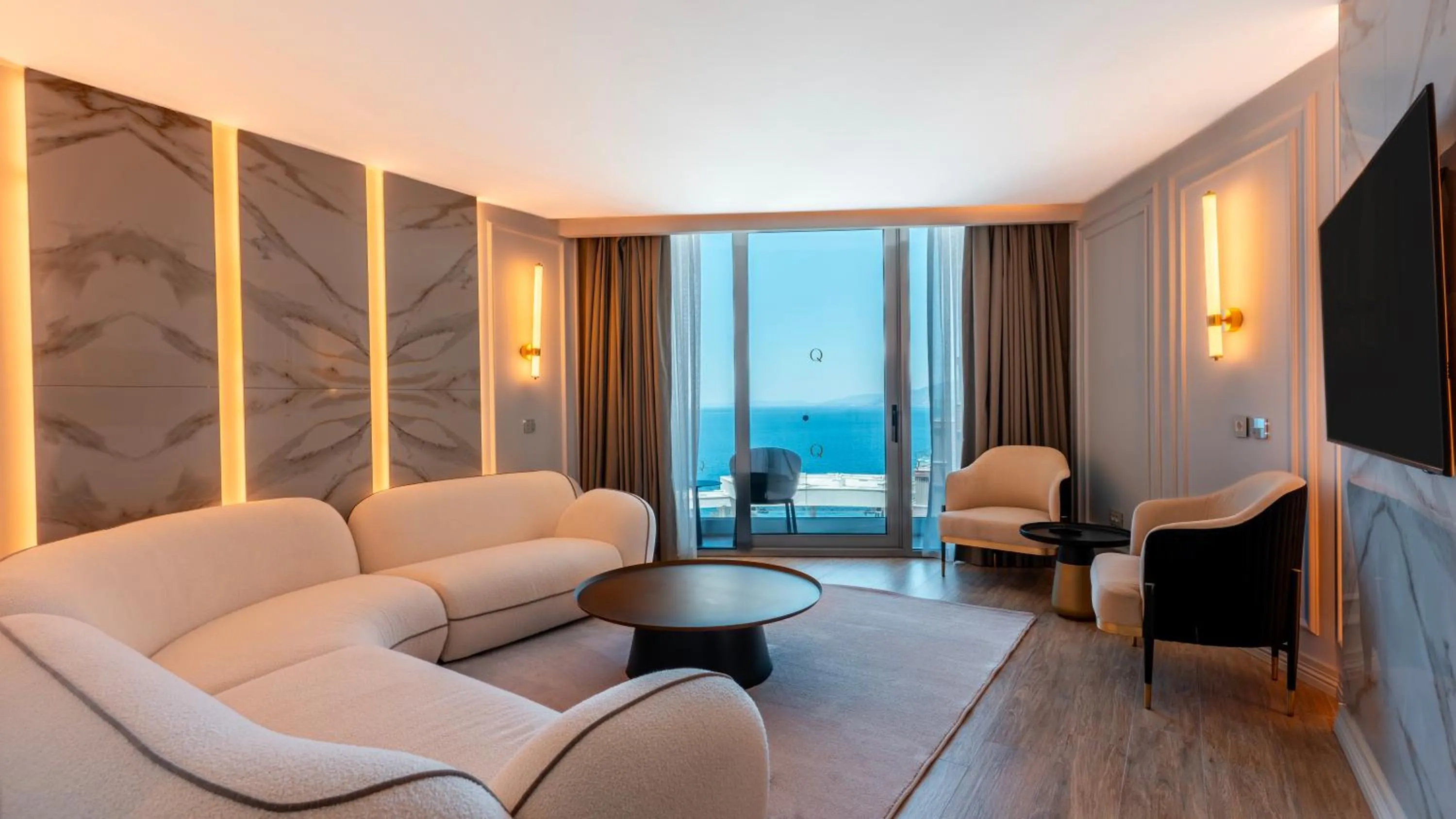Suite with Sea View in Qlusive Hotel