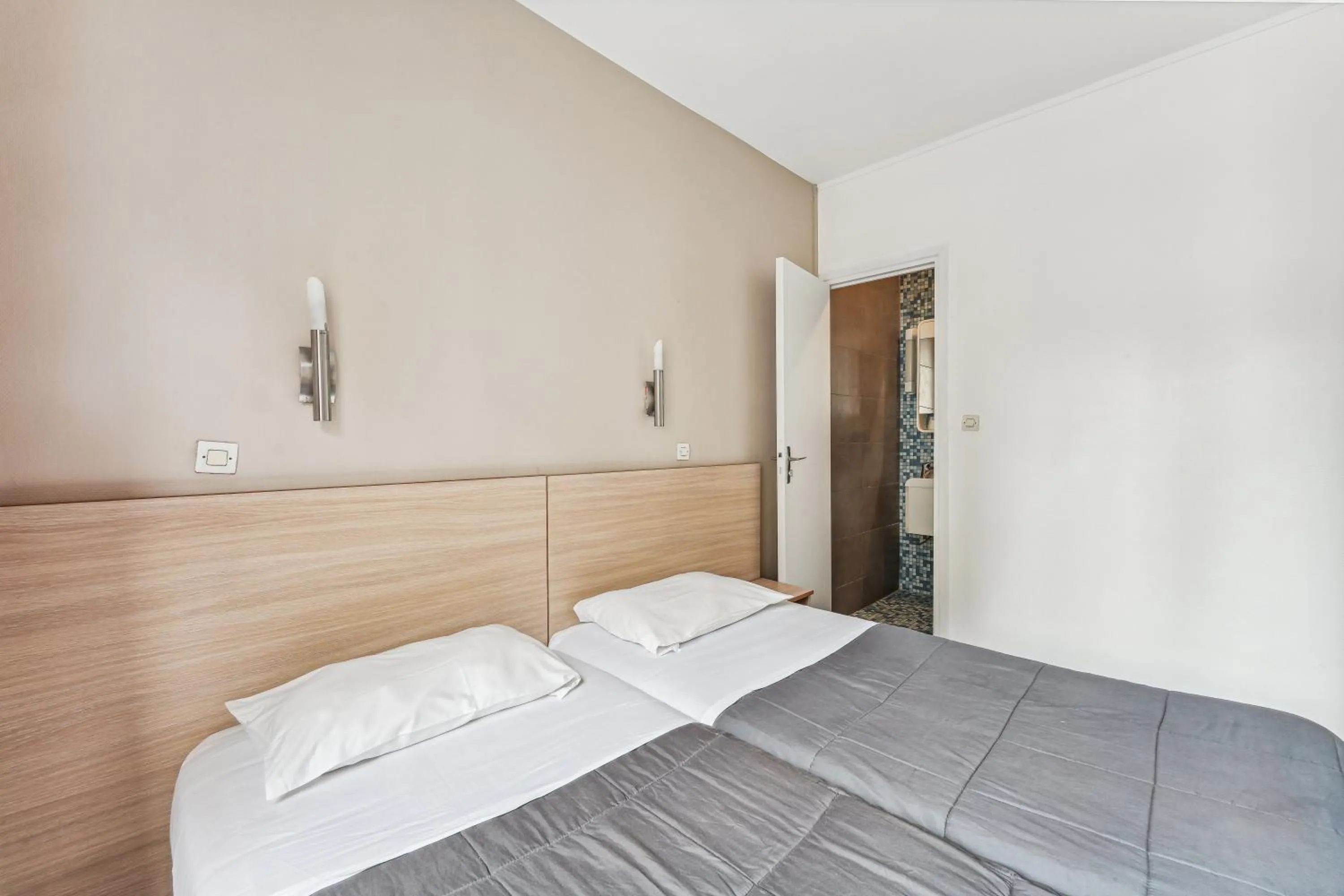 Twin Room with Private Bathroom in Hotel Tolbiac