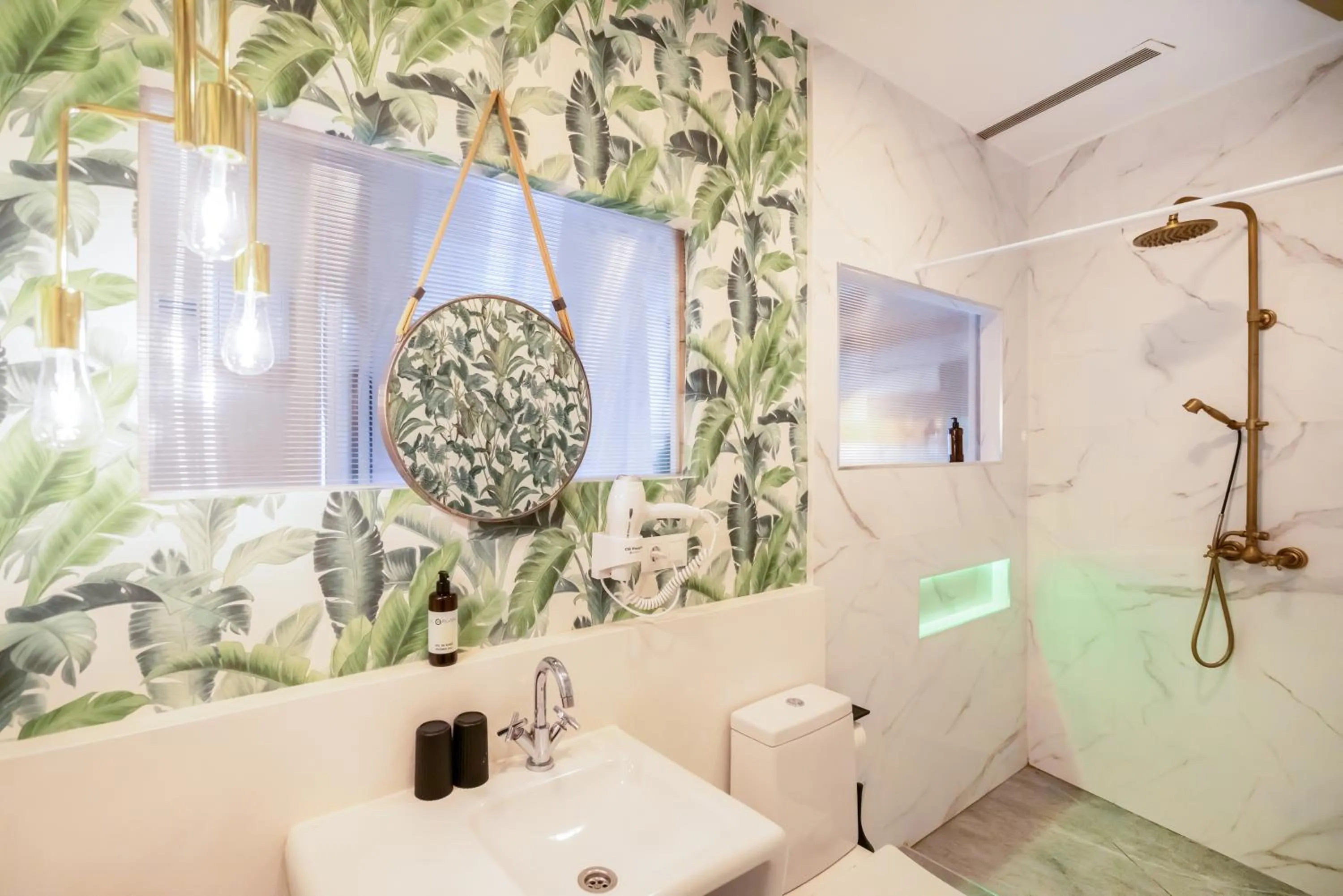 Deluxe Suite with Spa Bath in Hotel Life Gran Via - Tropical garden