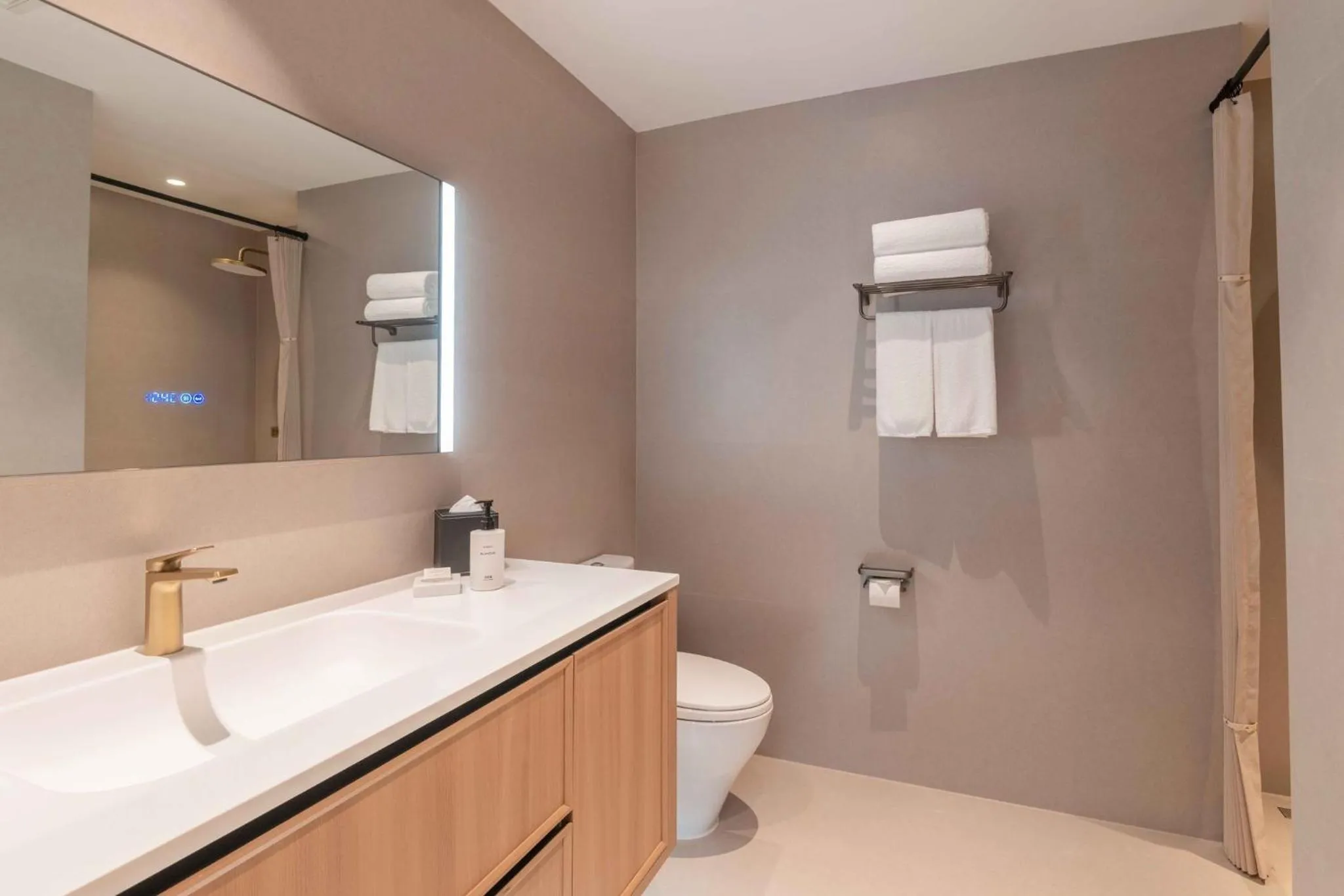 Premium King Room with Dining Kitchen and Terrace Access in InterContinental Hotels Shanghai Jing'An Ser Apt.by IHG