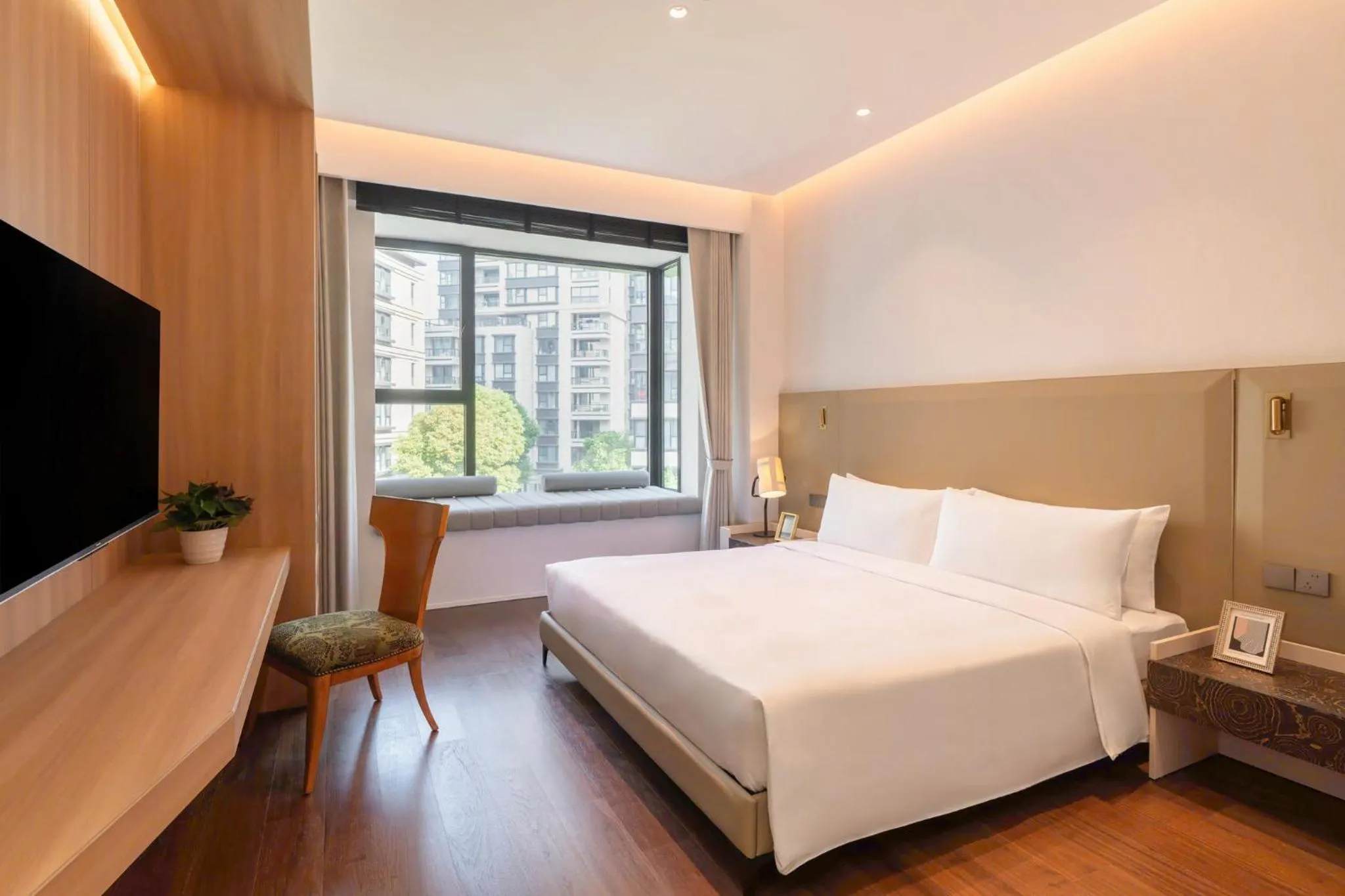 Classic King Room with Kitchenette and Balcony in InterContinental Hotels Shanghai Jing'An Ser Apt.by IHG