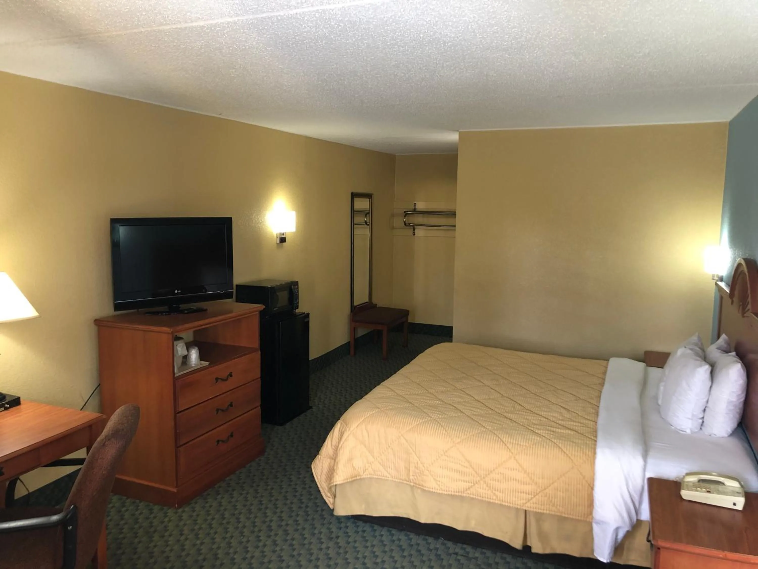 Standard King Room - Smoking in Rodeway Inn Joint Base Andrews Area