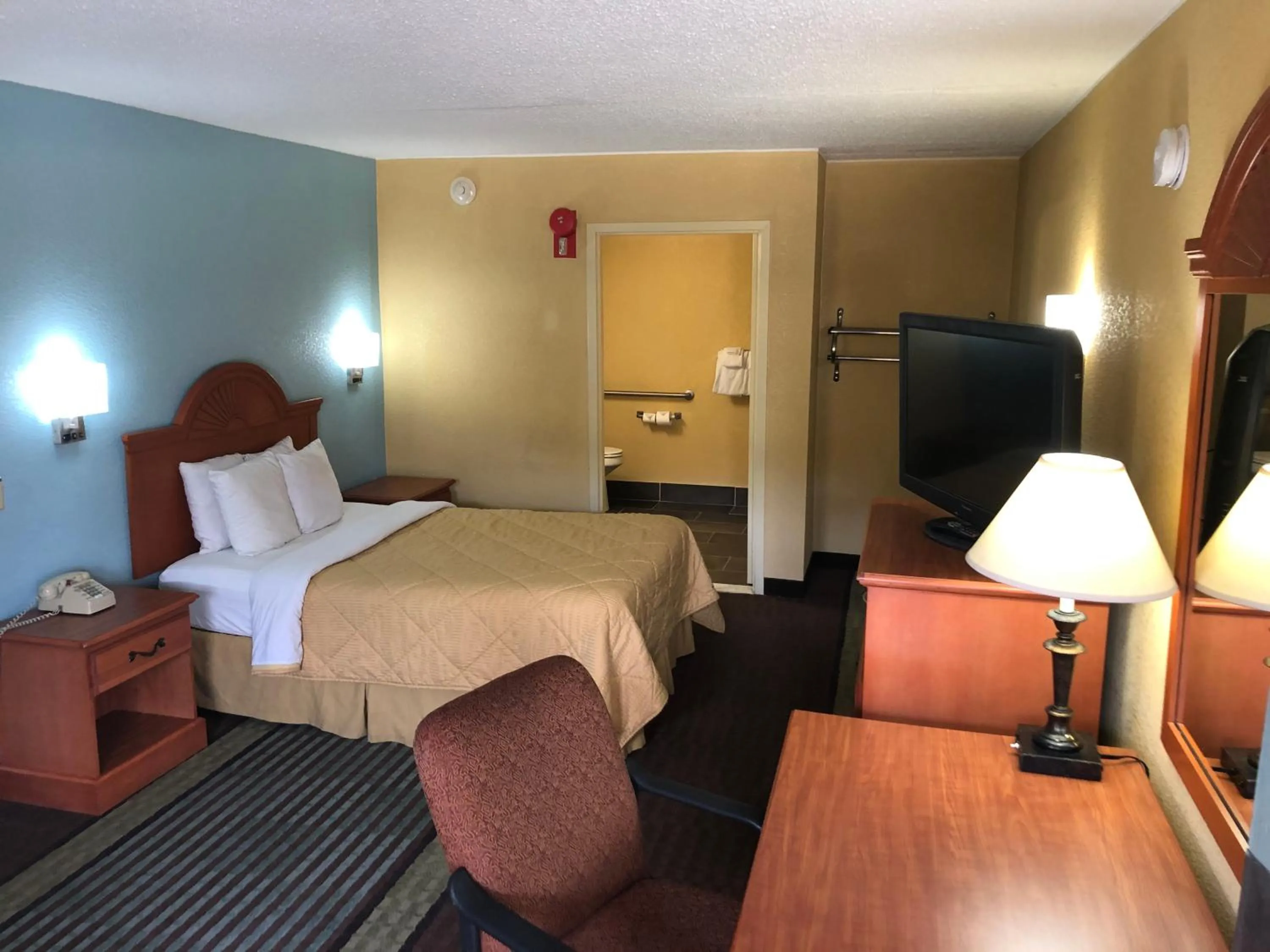 Double Room - Accessible, Roll-In Shower, Non-Smoking in Rodeway Inn Joint Base Andrews Area