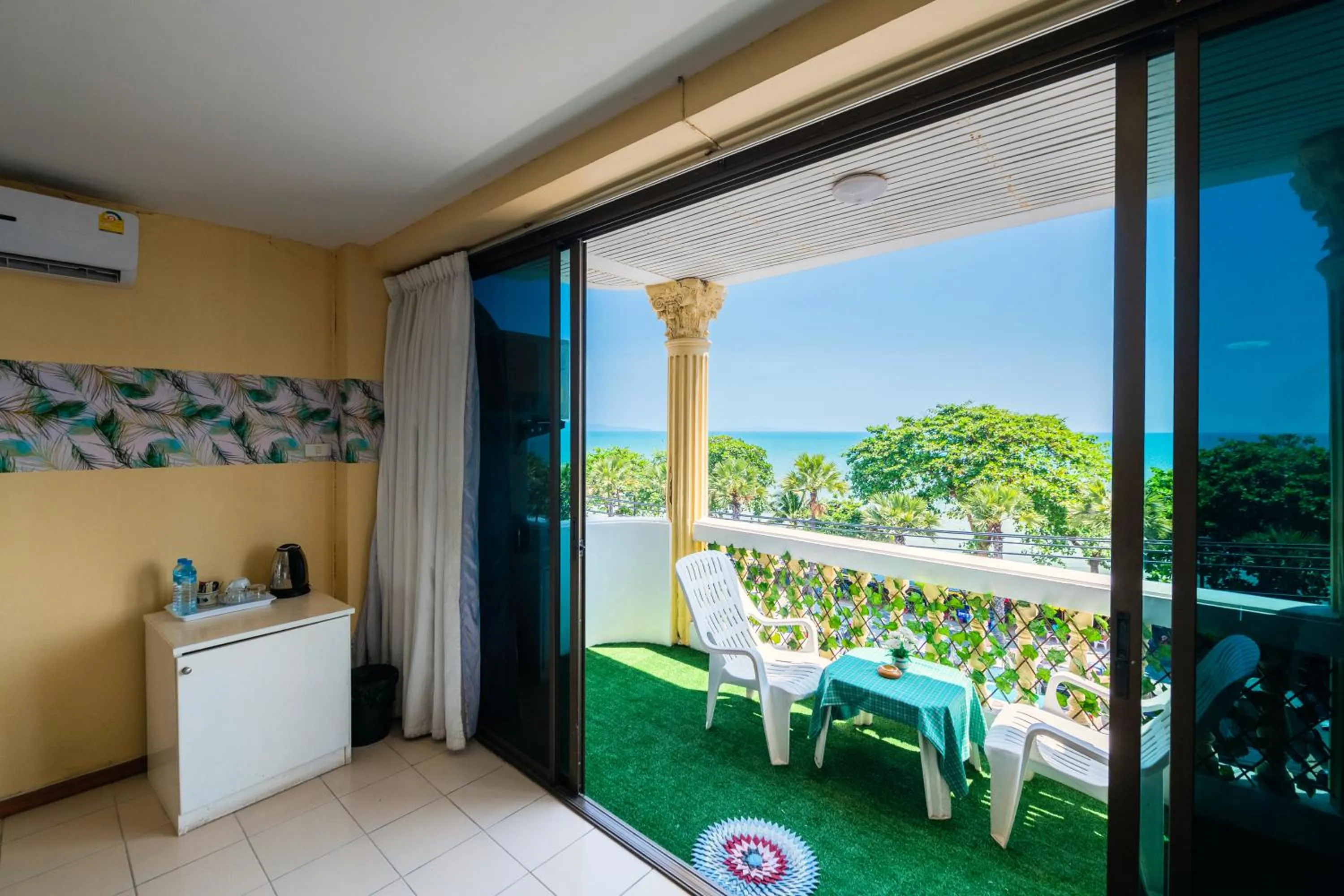 Deluxe Queen with Sea View in Happy Vikings - Beachfront