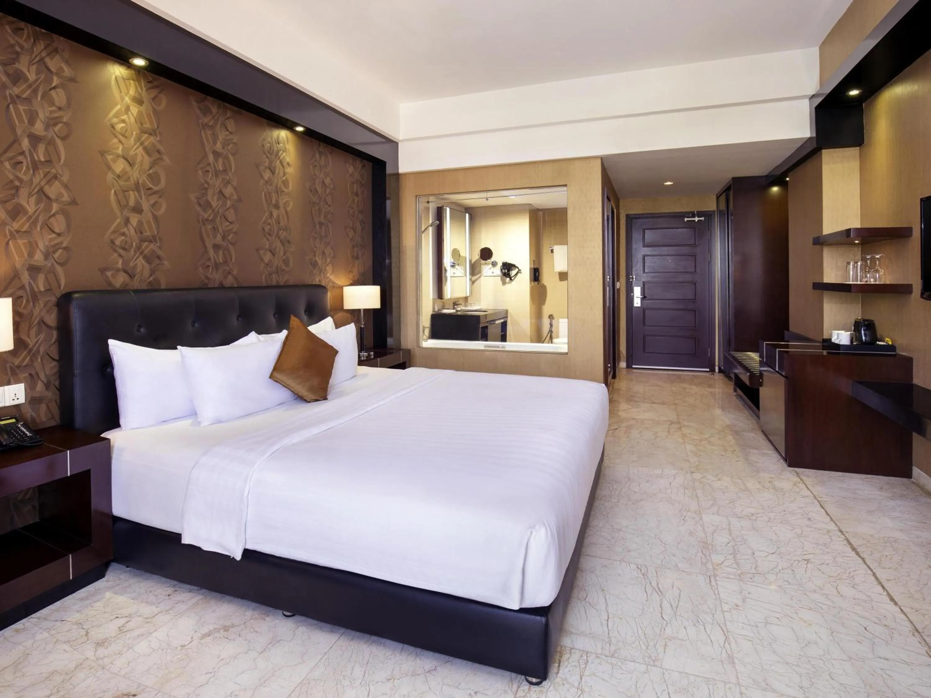 Deluxe King Room in Grand Mercure Solo Baru