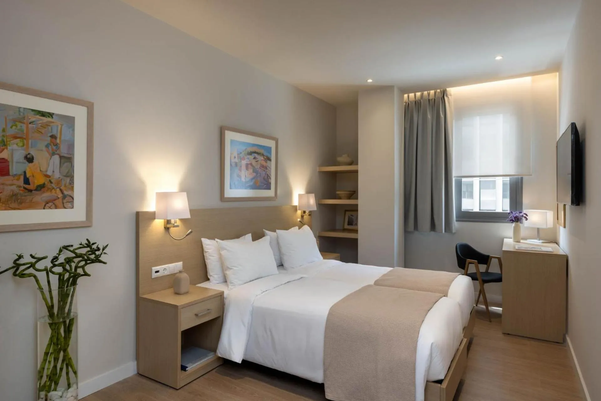 Photo of the whole room, Bed in Gallery Port Tower Piraeus