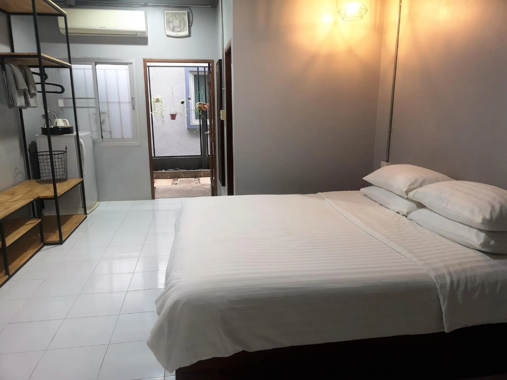 King Room with Balcony in Siri Guesthouse @ Surat Thani