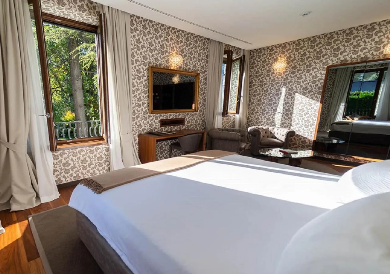 Junior Suite with partial Lake view in Villa Lario Resort Mandello