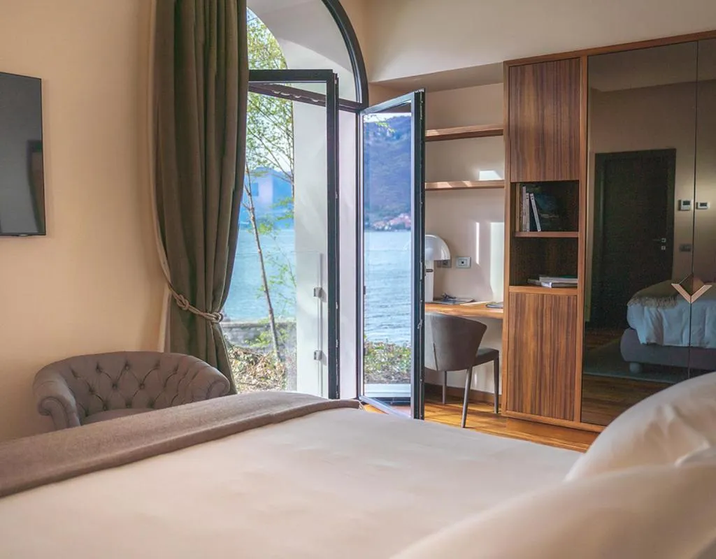 Junior Suite with Lake View - Separate building in Villa Lario Resort Mandello