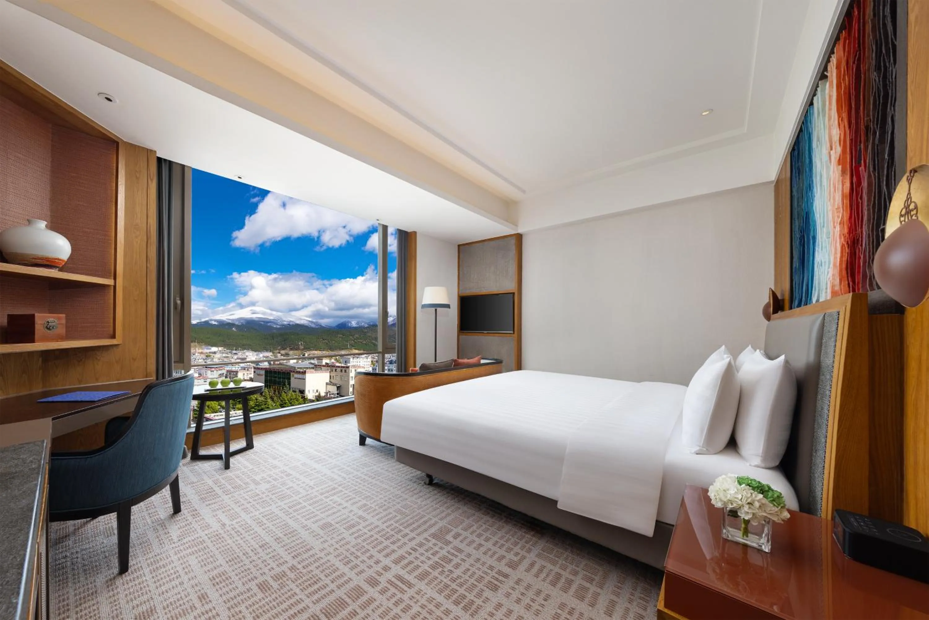 Deluxe Mountain View King（Enjoy The Charming Plateau Mountain Scenery In Full View） in Shangri-La Resort Shangri-La