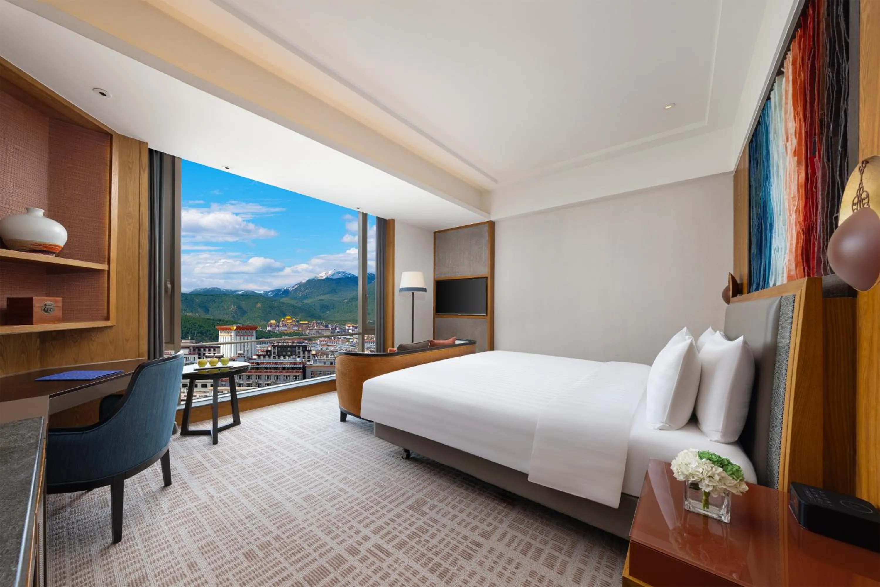 Deluxe Panoramic Room king-Overlooking Songzanlin Temple And Admiring The Beautiful Scenery Of The City in Shangri-La Resort Shangri-La