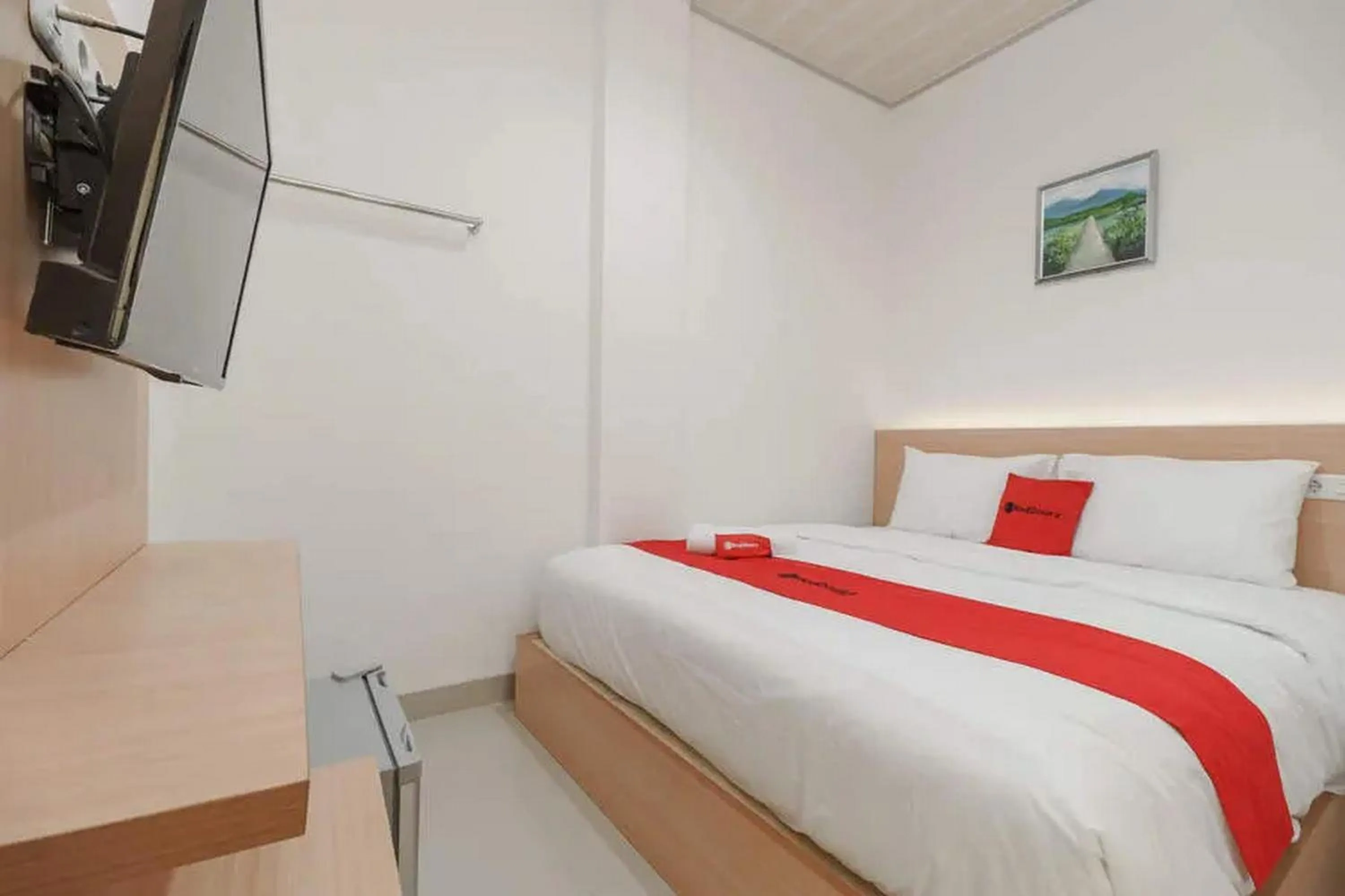 Deluxe Double Room in RedDoorz Plus near RS RK Charitas 2 Palembang