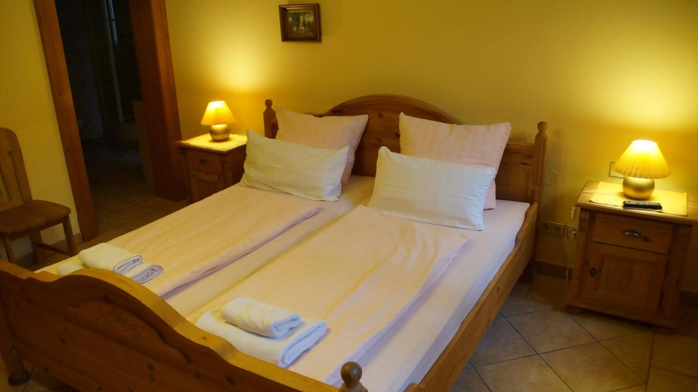 Twin Room with Private Bathroom in Gästehaus am Wasserturm