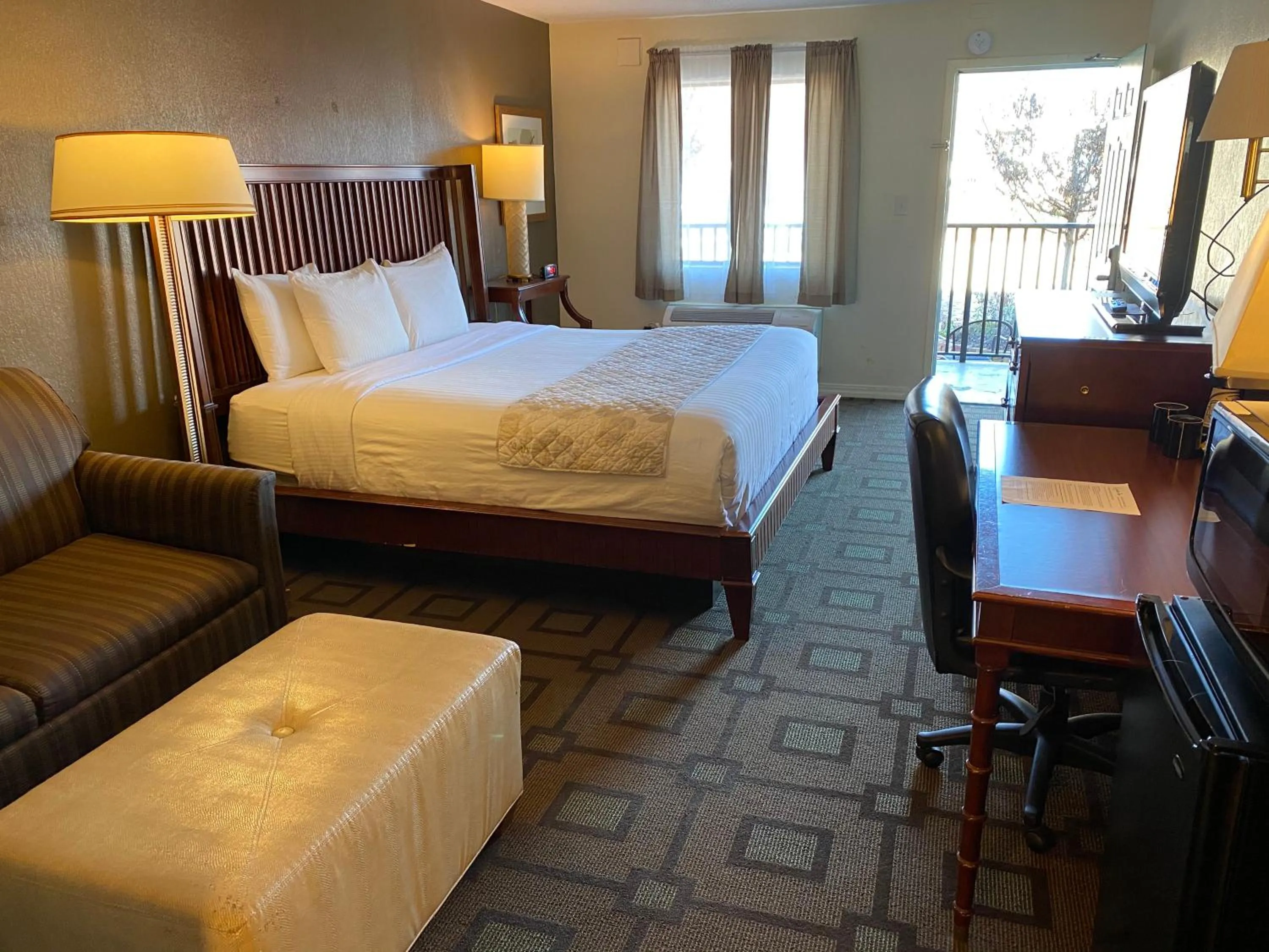 Deluxe King Room in Cascades Inn