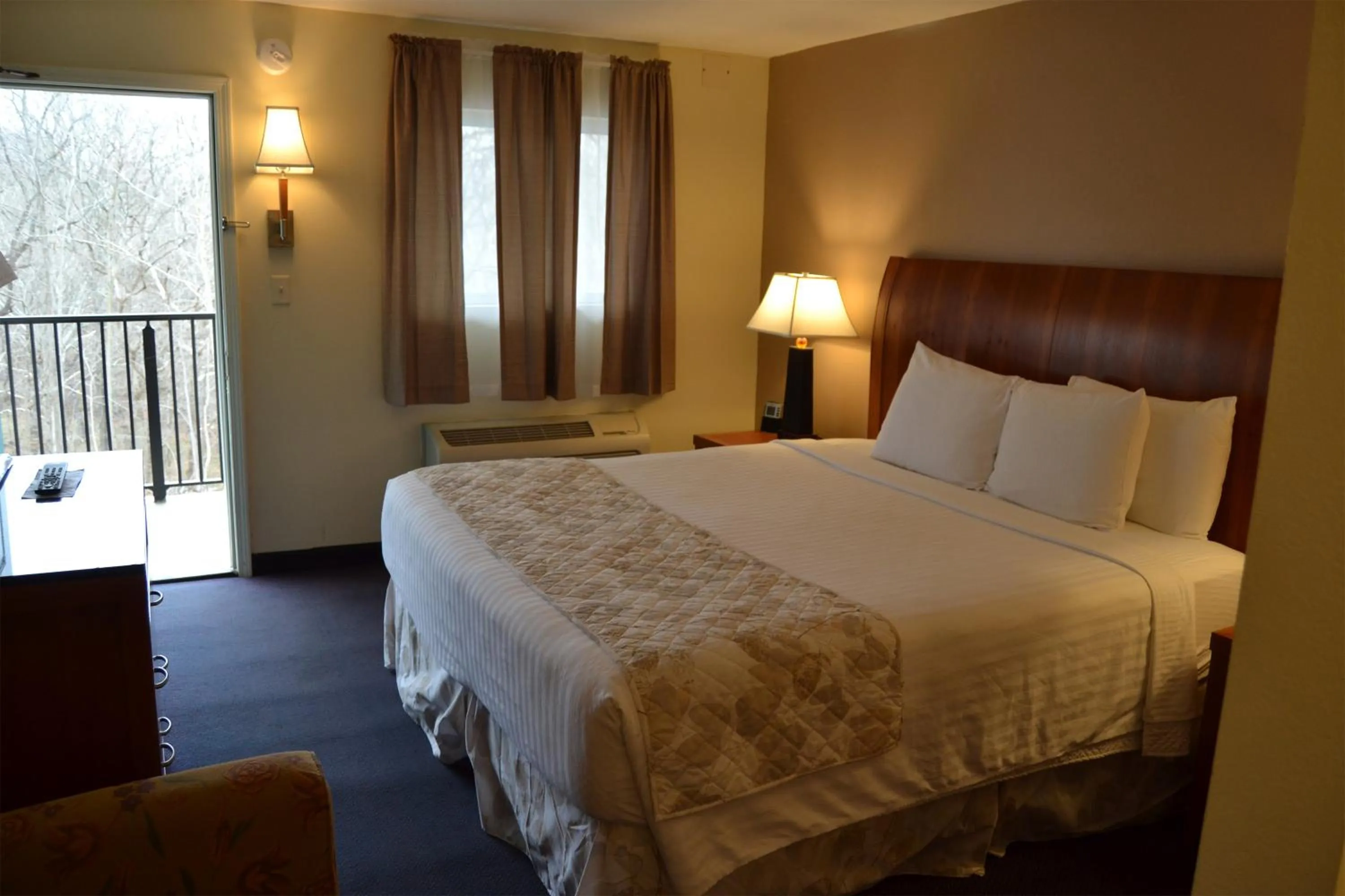 Standard King Room in Cascades Inn