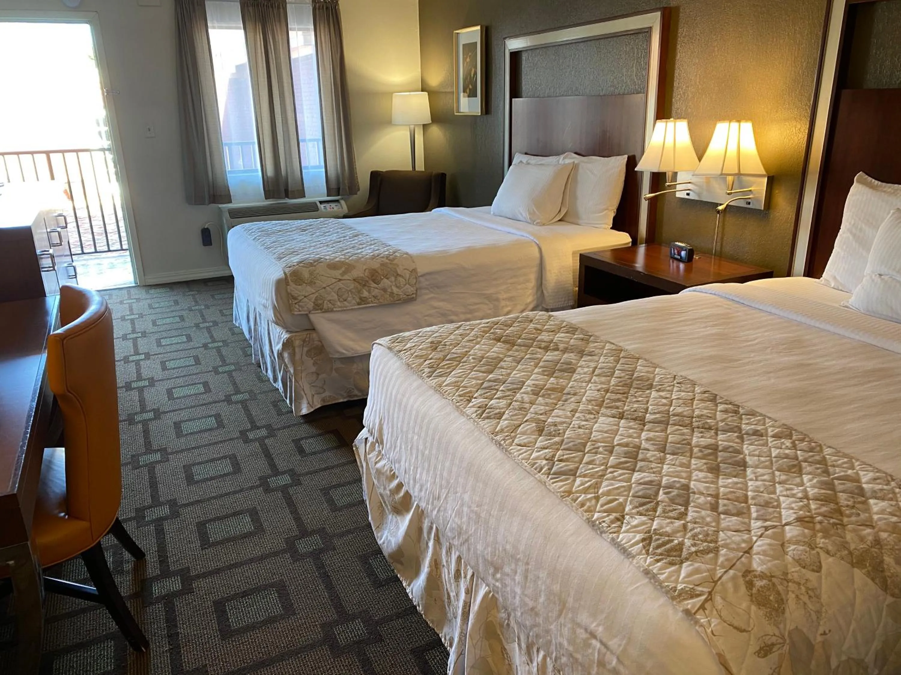 Deluxe Queen Room with Two Queen Beds in Cascades Inn