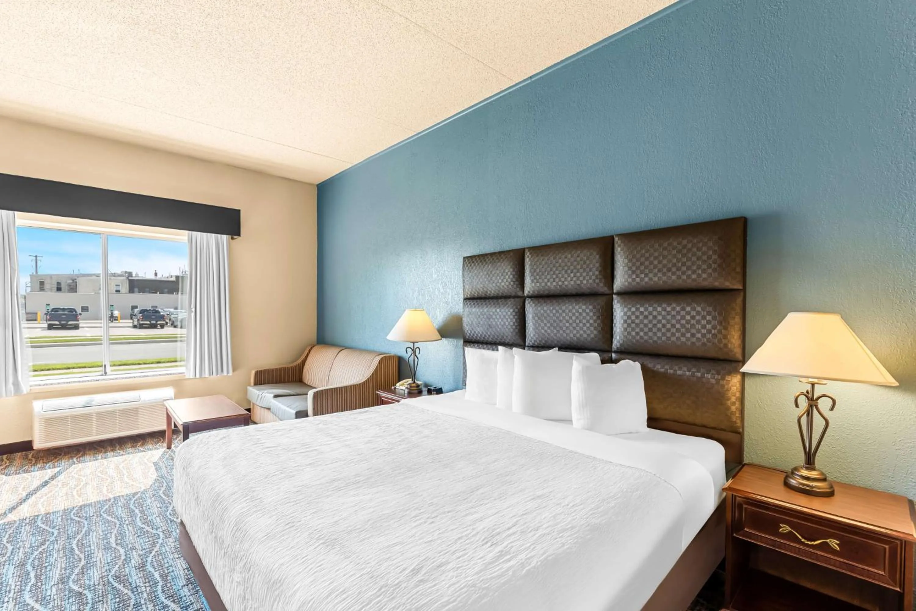 King Suite in Best Western Holiday Manor