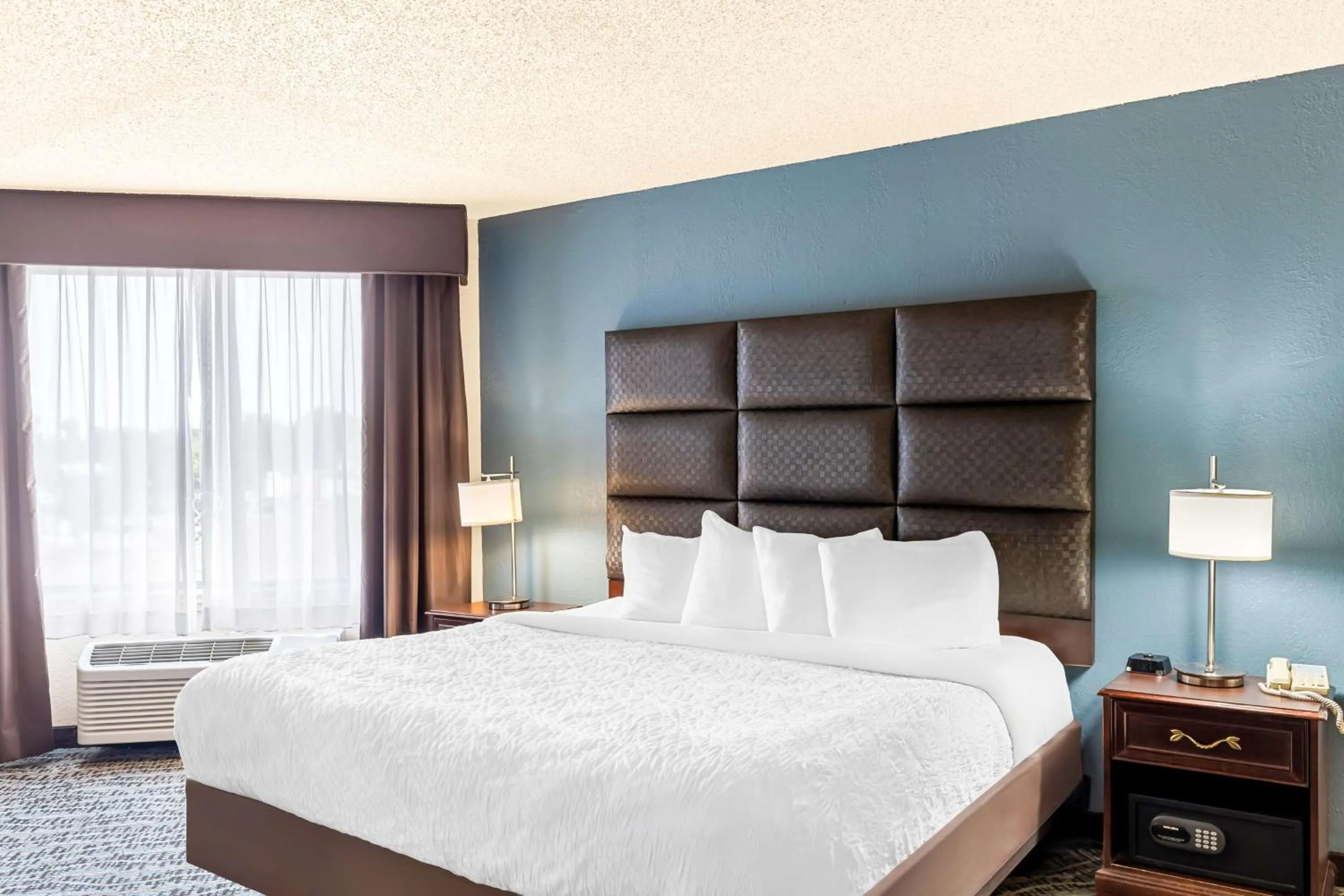 Superior King Suite with Hot Tub in Best Western Holiday Manor