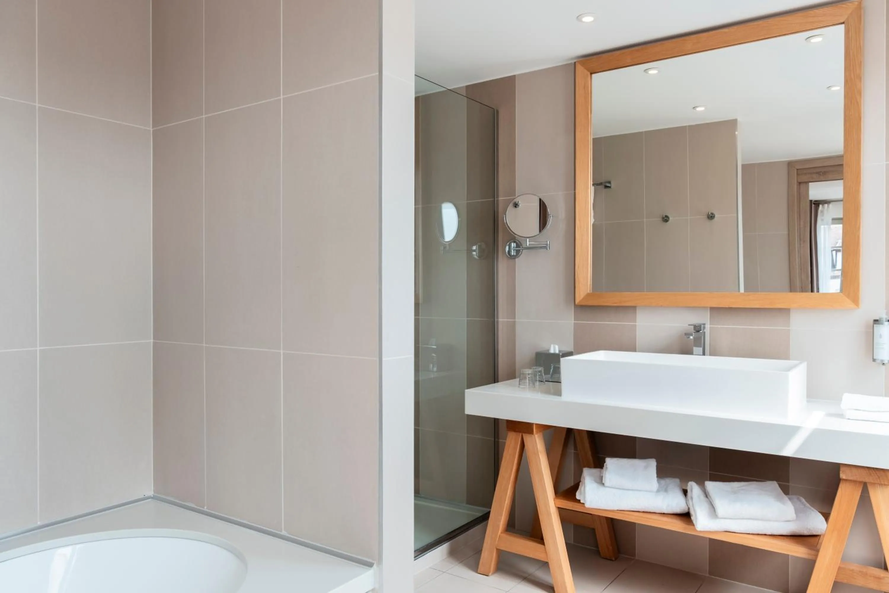 Deluxe Queen Room in Mercure Maintenon