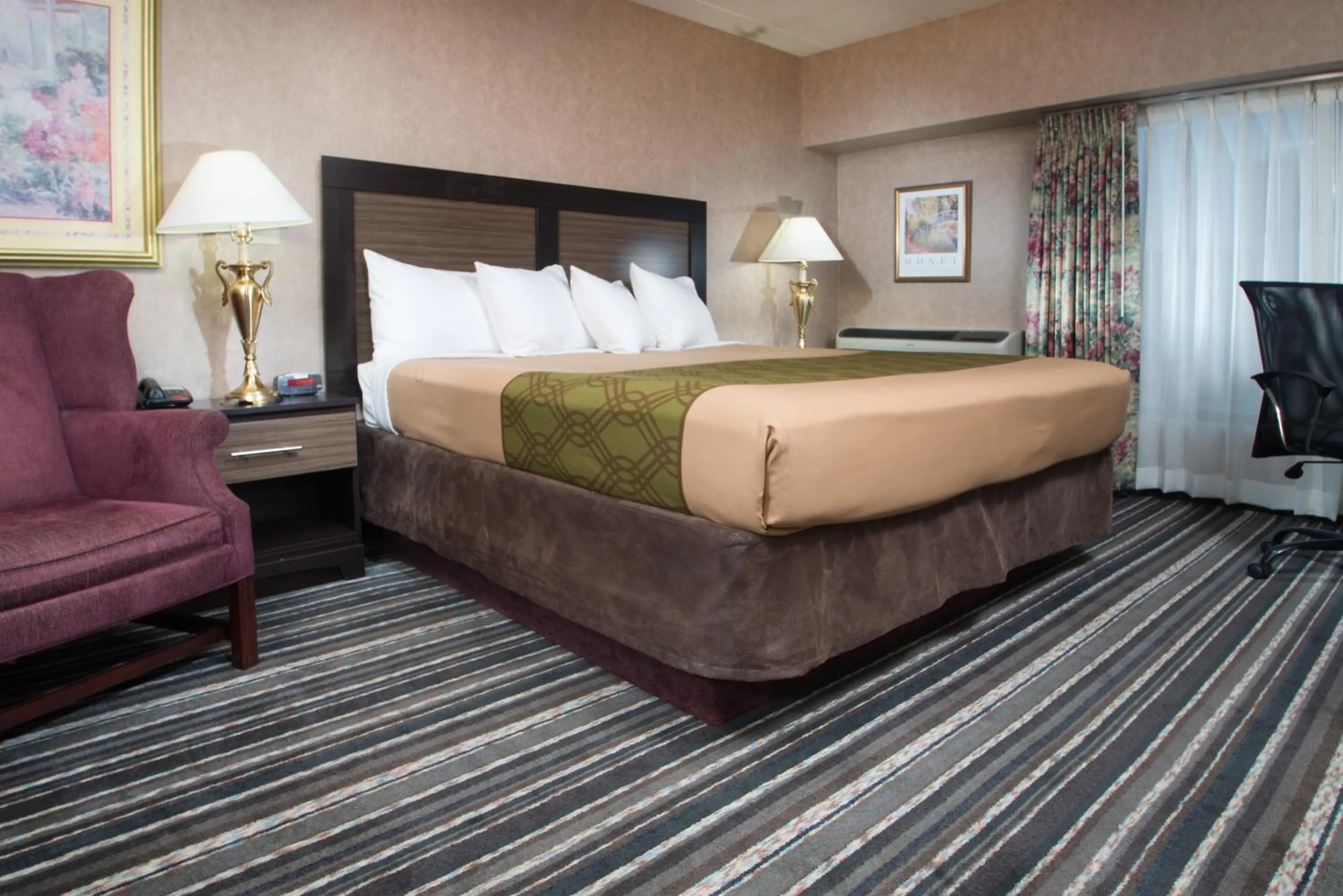 Suite with Spa Bath in Crossroads Hotel and Huron Event Center