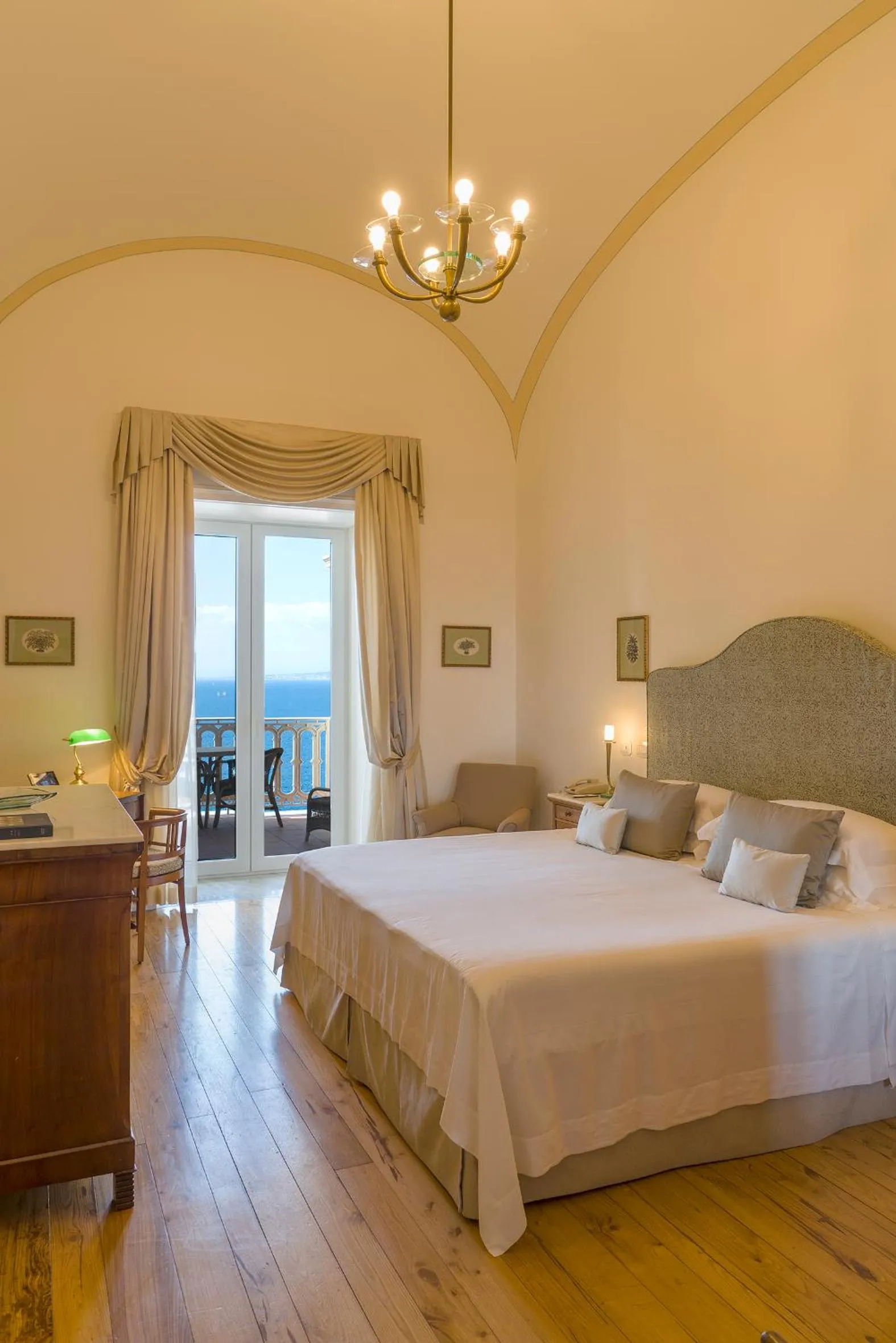 Deluxe Double Room with Sea View in Grand Hotel Excelsior Vittoria