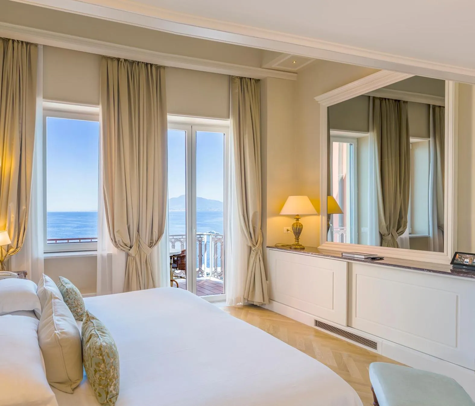 Junior Suite Deluxe with Sea View in Grand Hotel Excelsior Vittoria