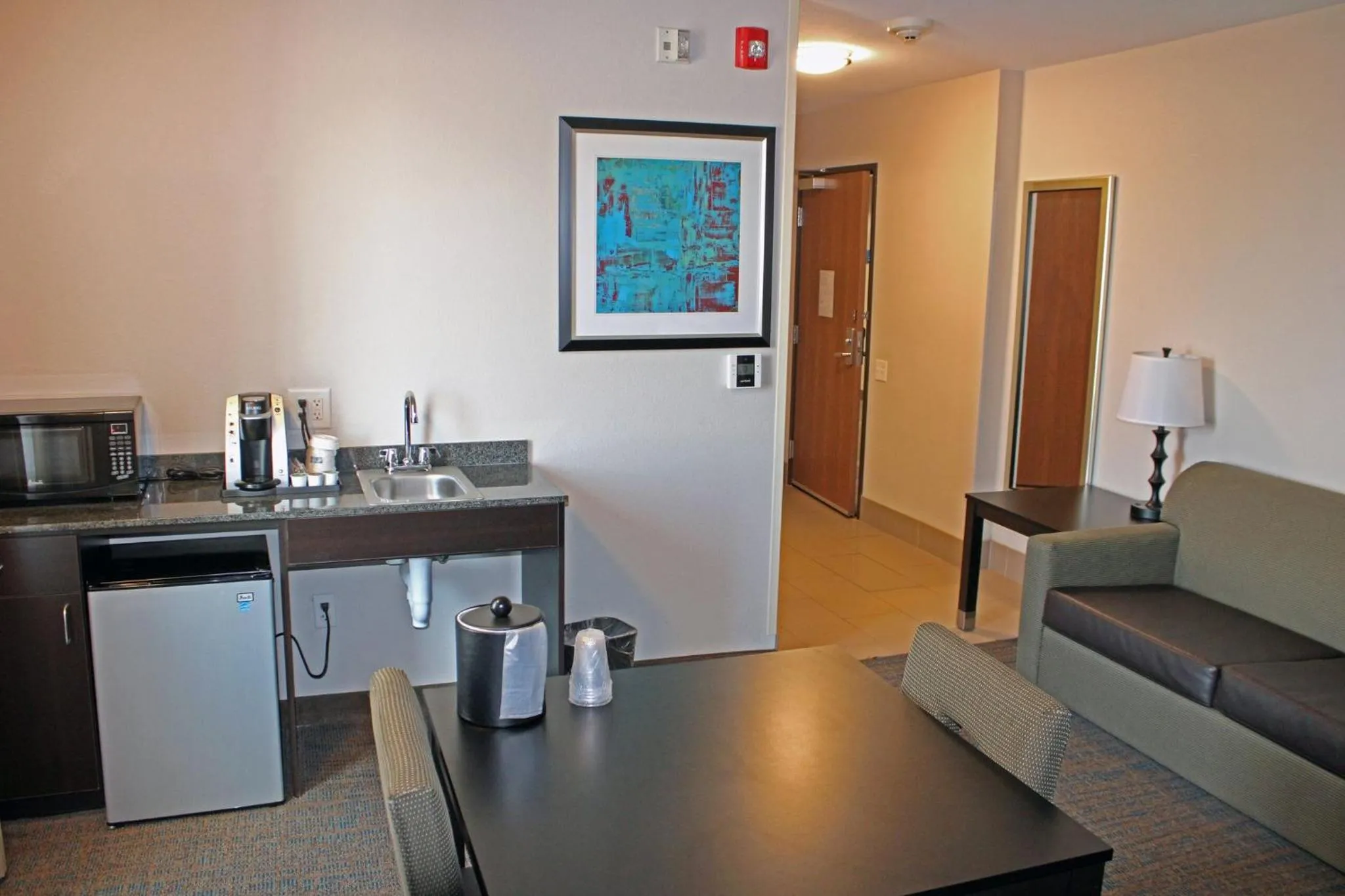 One-Bedroom Suite with Tub - Mobility Accessible in Holiday Inn Express & Suites Bakersfield Airport by IHG