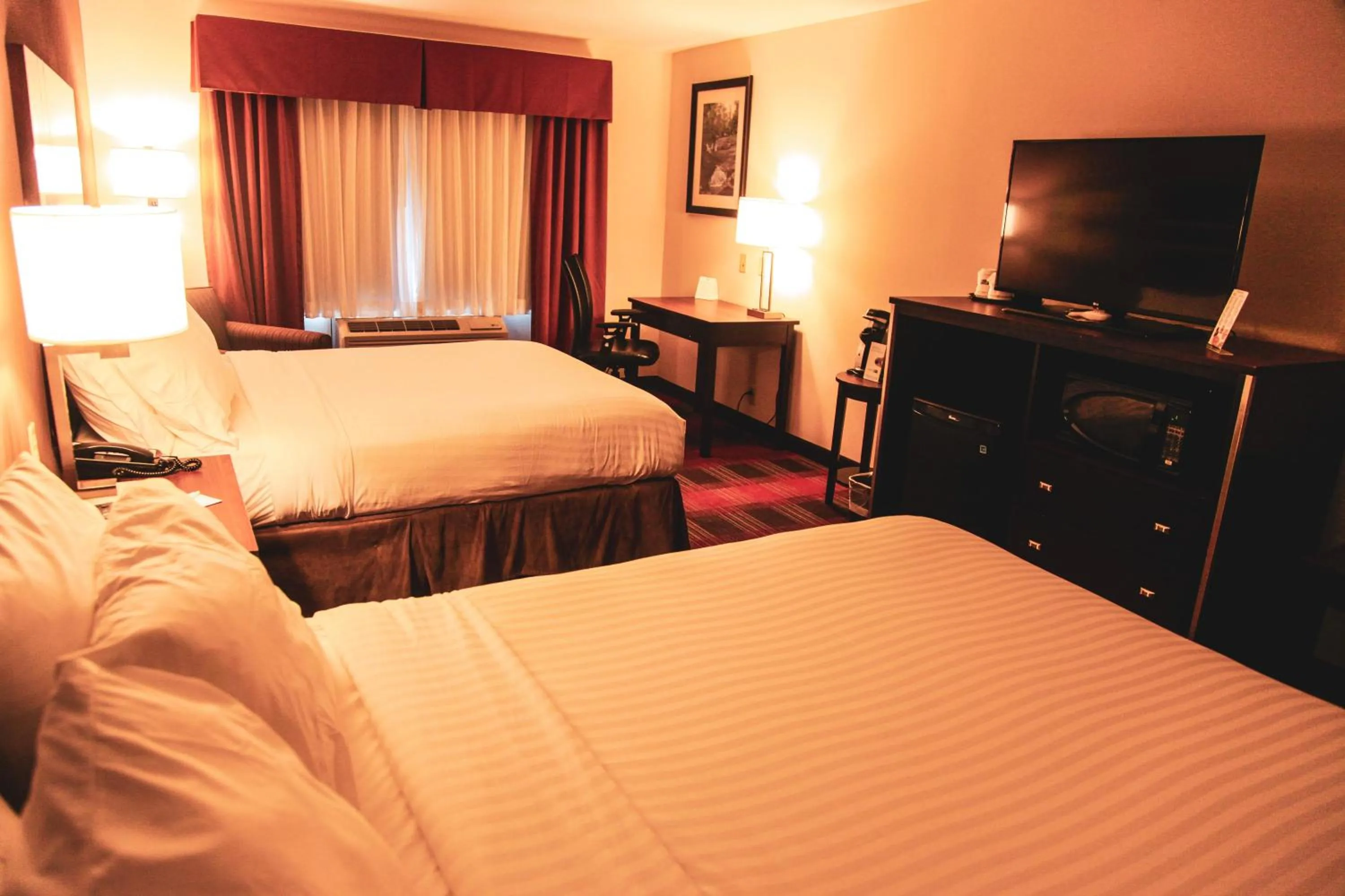 Standard Room with Two Queen Beds in Holiday Inn Express & Suites Cumberland - La Vale by IHG