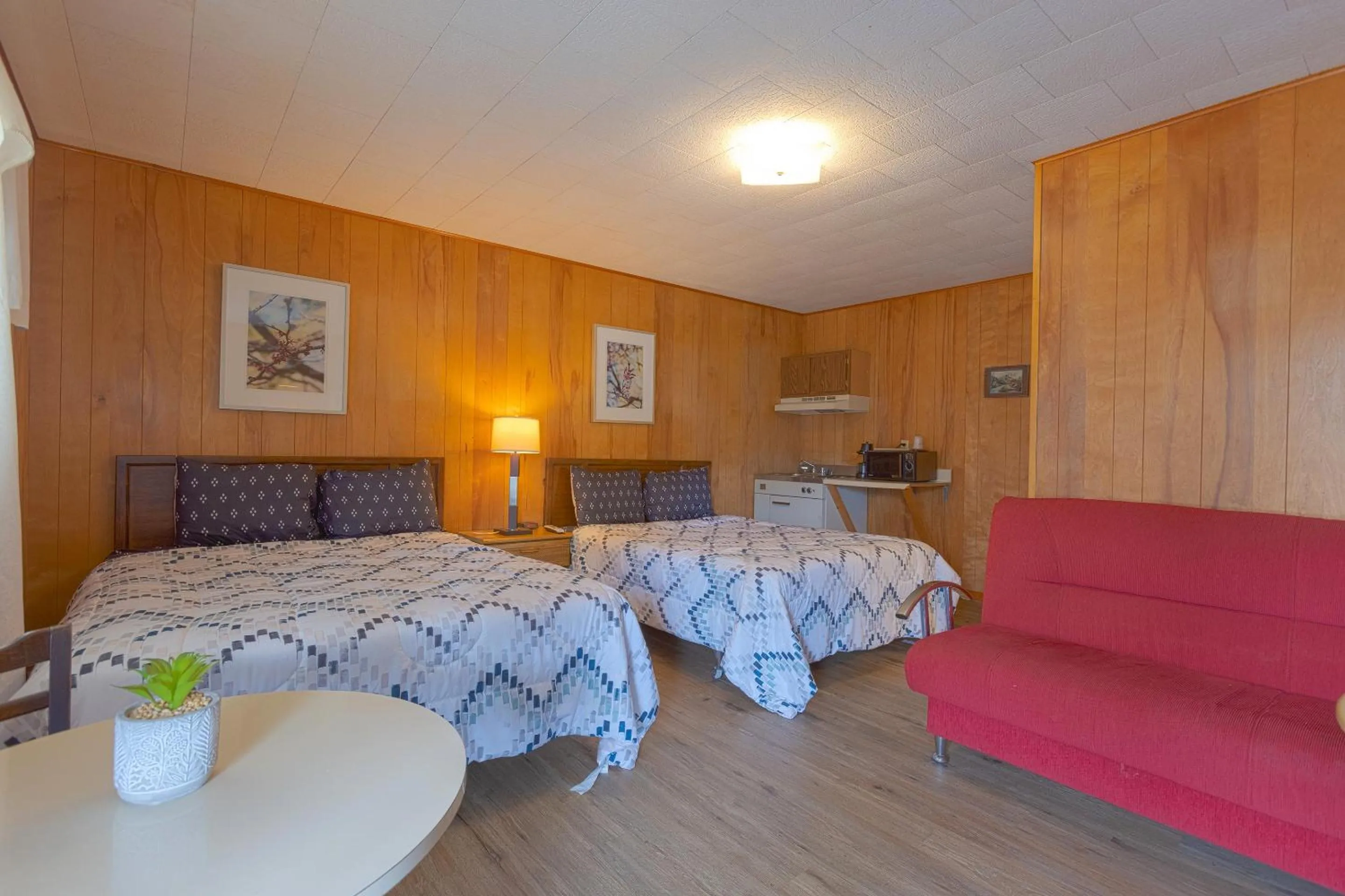 Deluxe 2 Double Beds in Parkside Motel by OYO Meadville Conneaut Lake