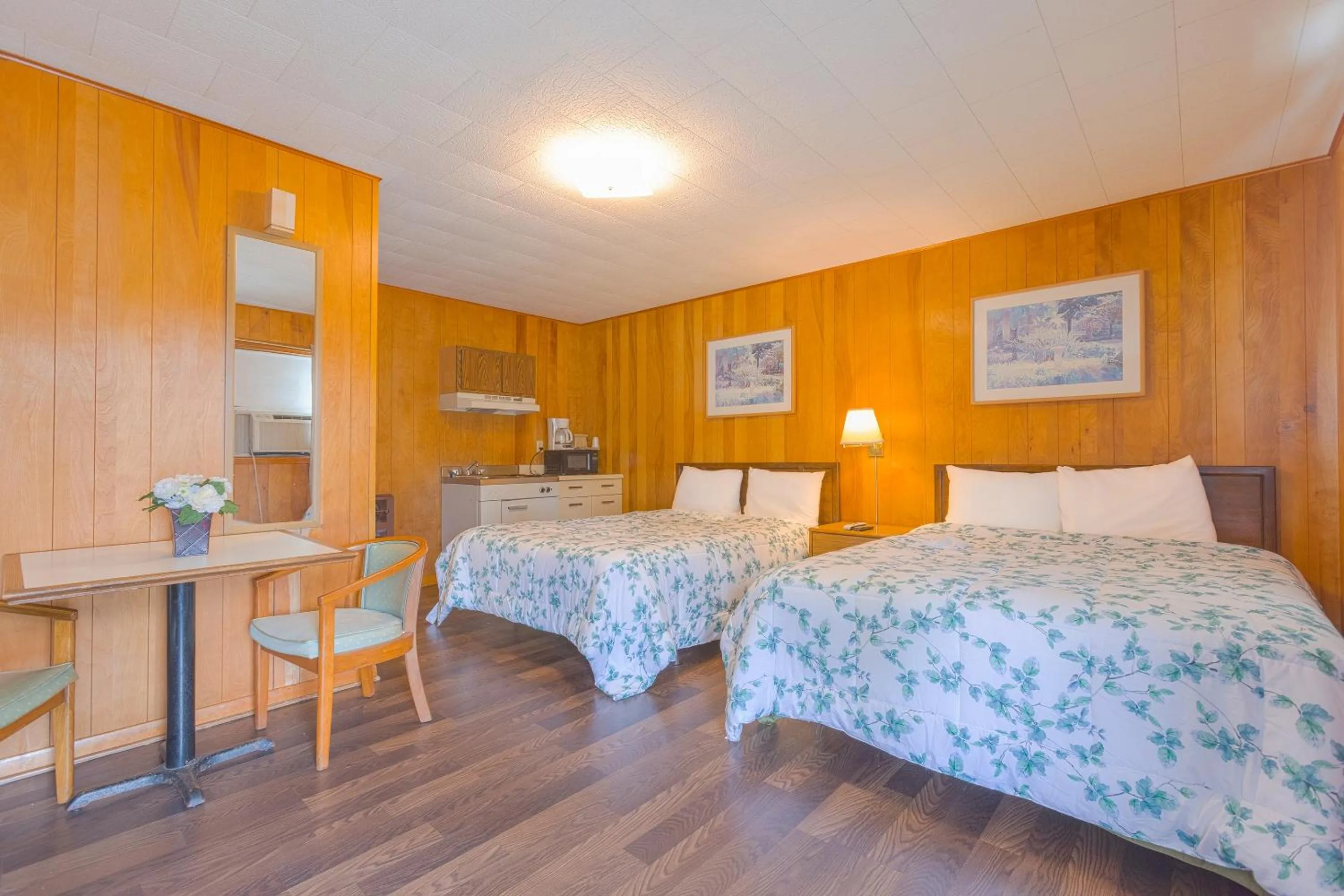 Family Room with kitchenette (2 Queen Bed) in Parkside Motel by OYO Meadville Conneaut Lake