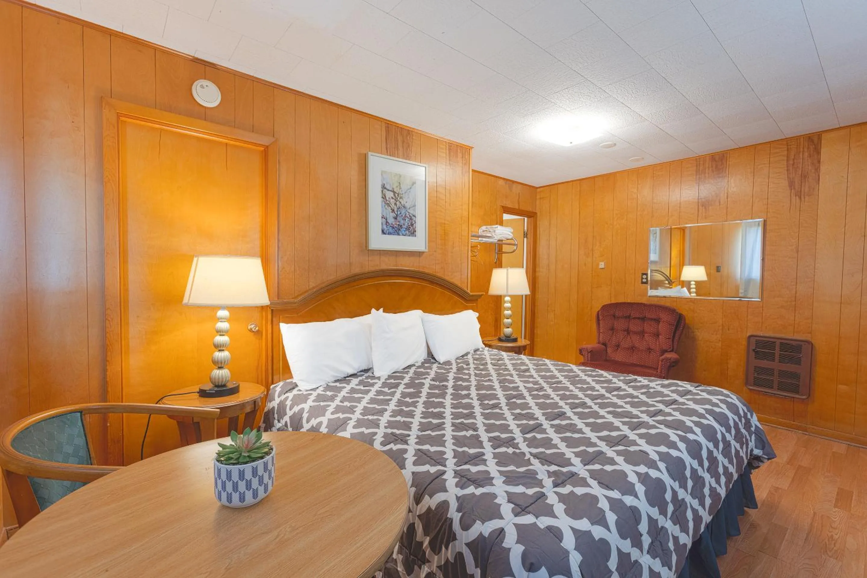 Deluxe King Bed in Parkside Motel by OYO Meadville Conneaut Lake