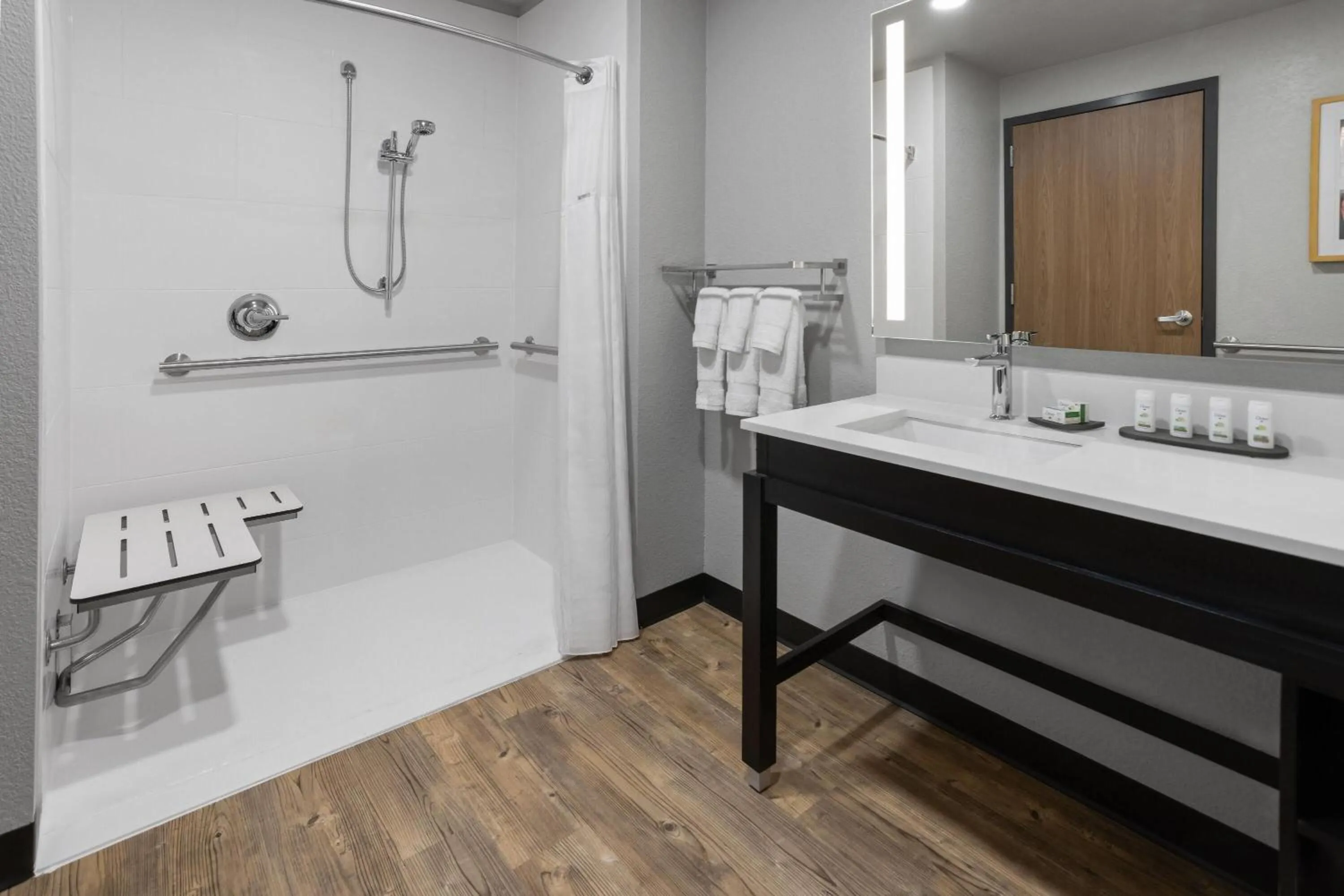 King Room with Roll-in Shower - Mobility Access/Non-Smoking in La Quinta Inn & Suites by Wyndham Phoenix West Glendale